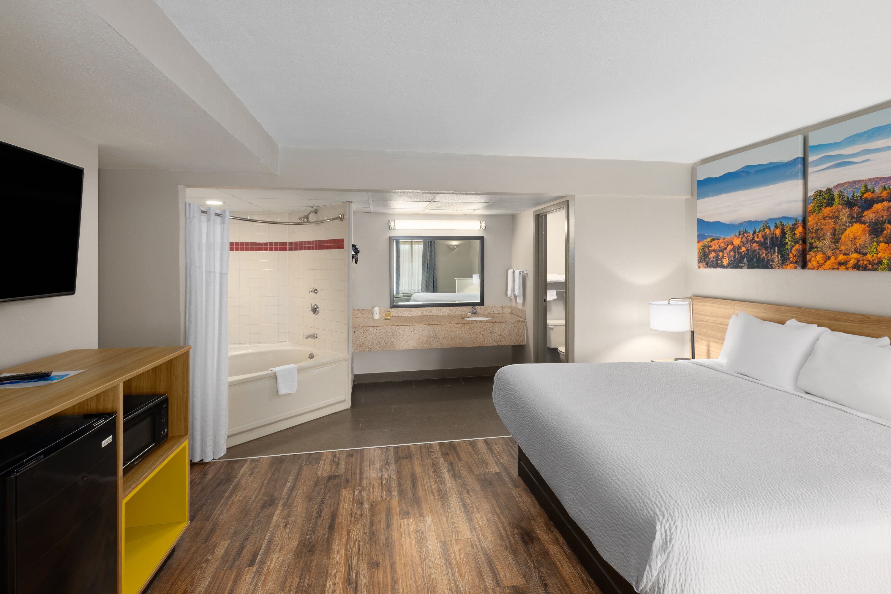 Days Inn by Wyndham Clarksville North suite in Clarksville, Tennessee