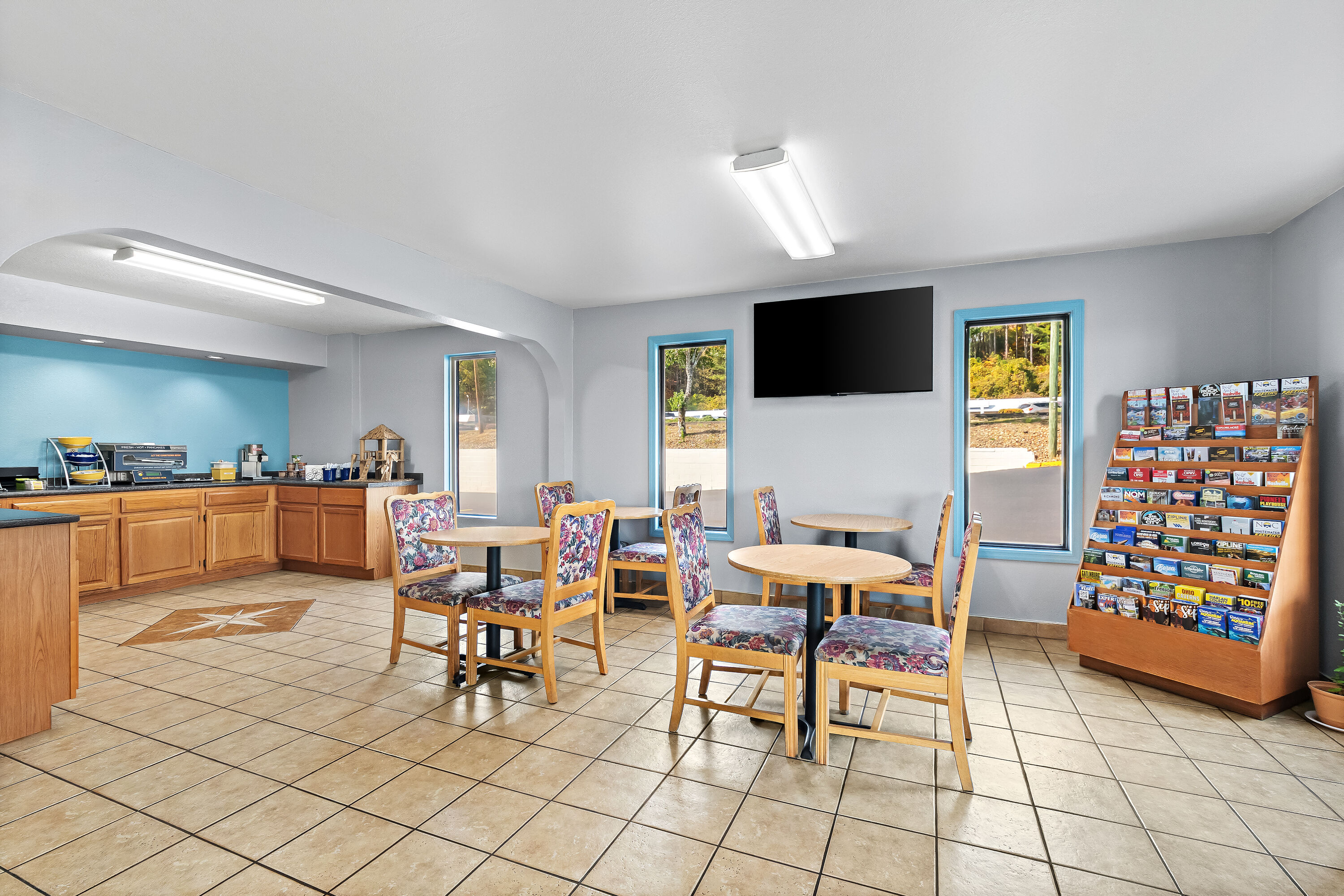 Days Inn by Wyndham Cleveland TN restaurant breakfast area with seating in Cleveland, Tennessee