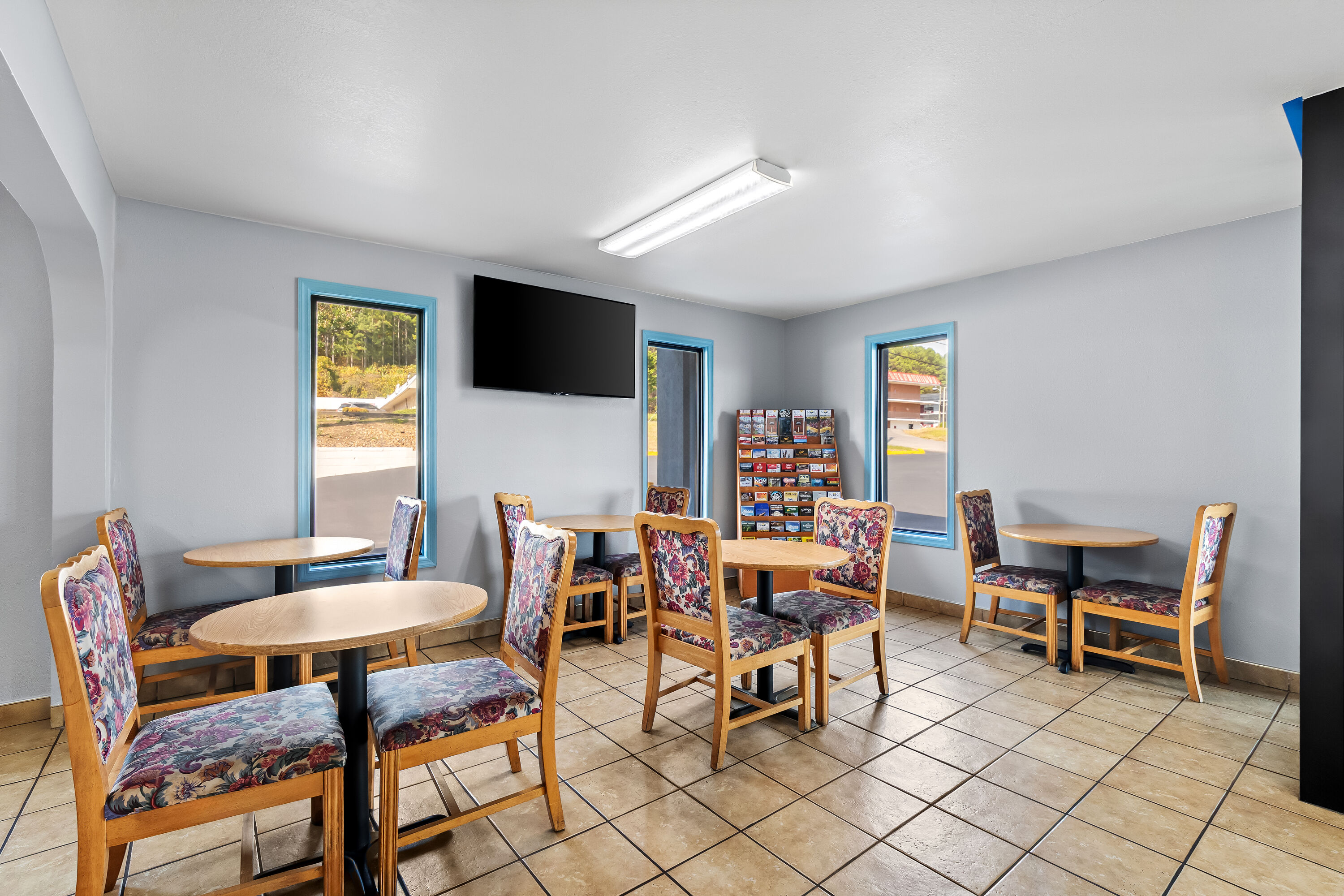 Days Inn by Wyndham Cleveland TN restaurant breakfast area with seating in Cleveland, Tennessee