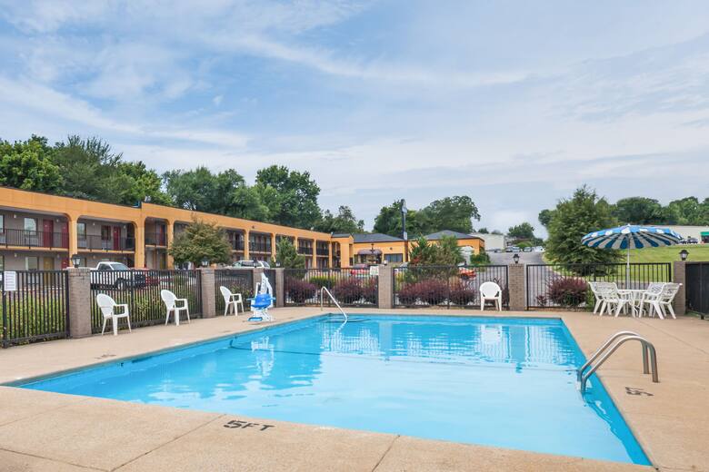 Pool at the Days Inn Columbia in Columbia, Tennessee
