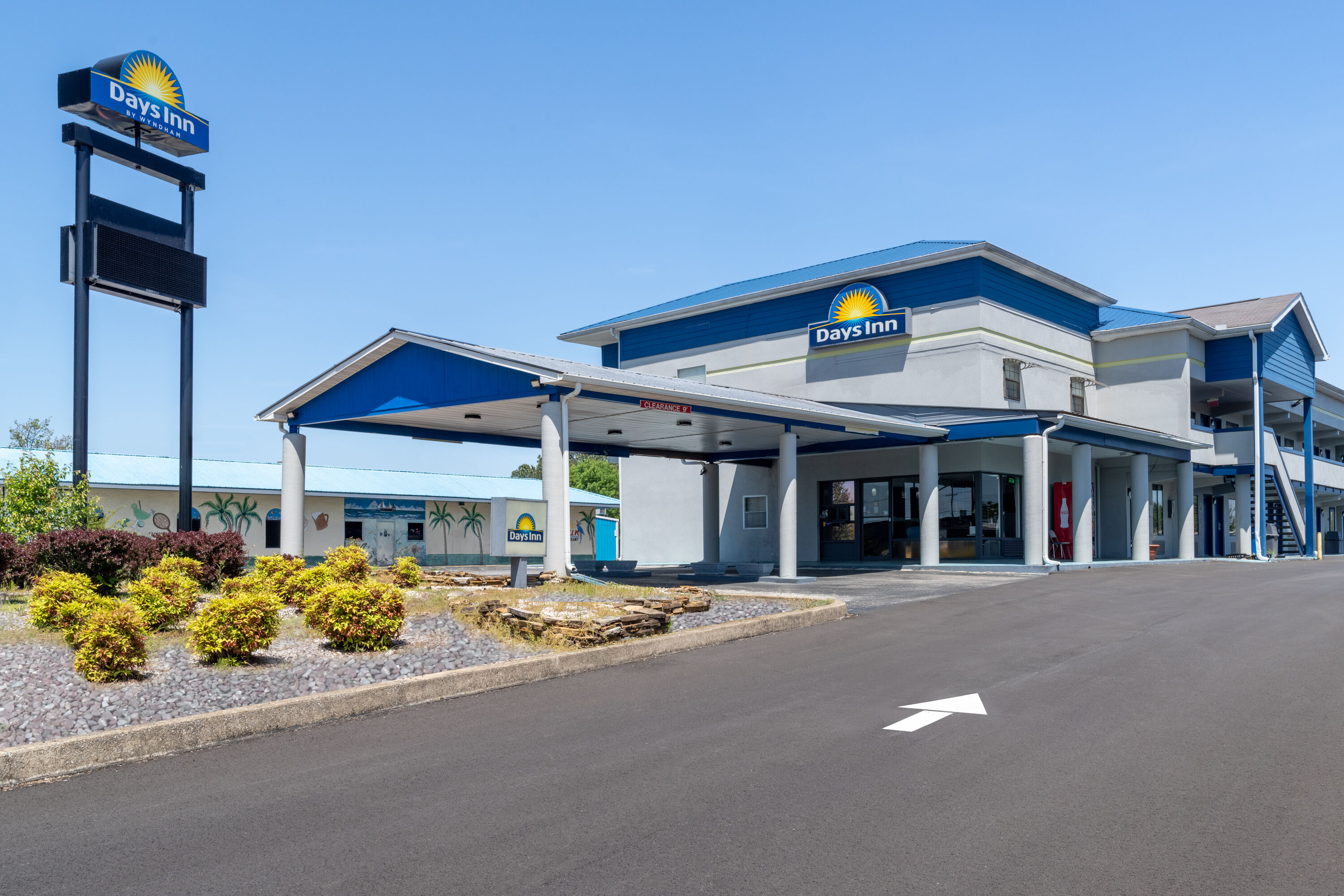 Exterior Day Image of Days Inn by Wyndham Greeneville hotel in Greeneville, Tennessee