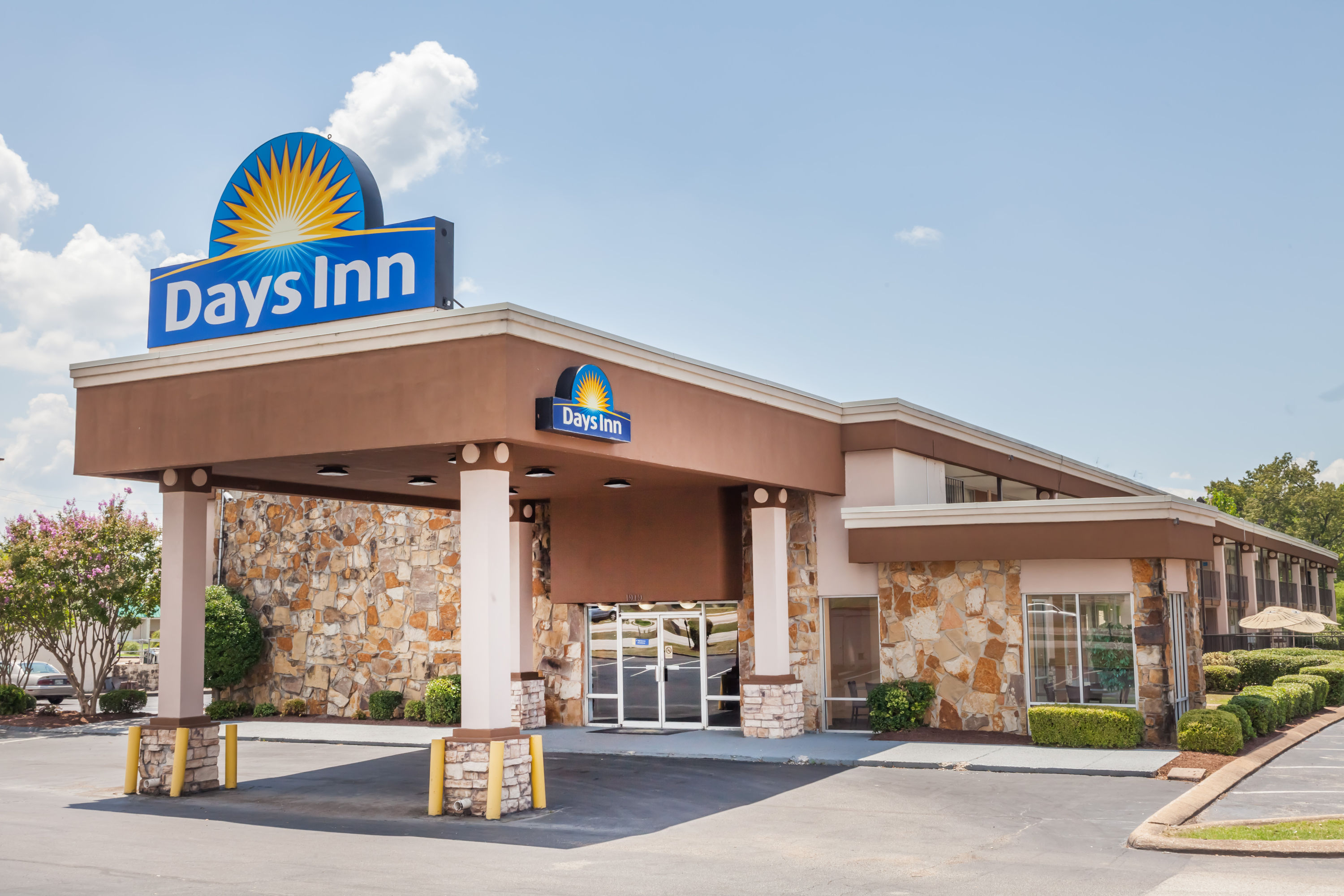 Exterior Day Image of Days Inn by Wyndham Jackson hotel in Jackson, Tennessee
