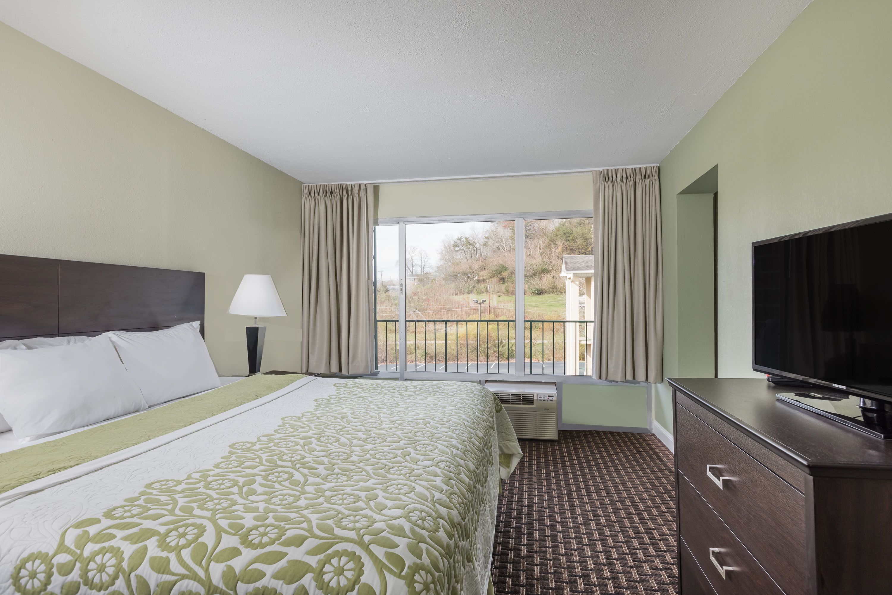 Days Inn by Wyndham Jellico - Tennessee State Line suite in Jellico, Tennessee