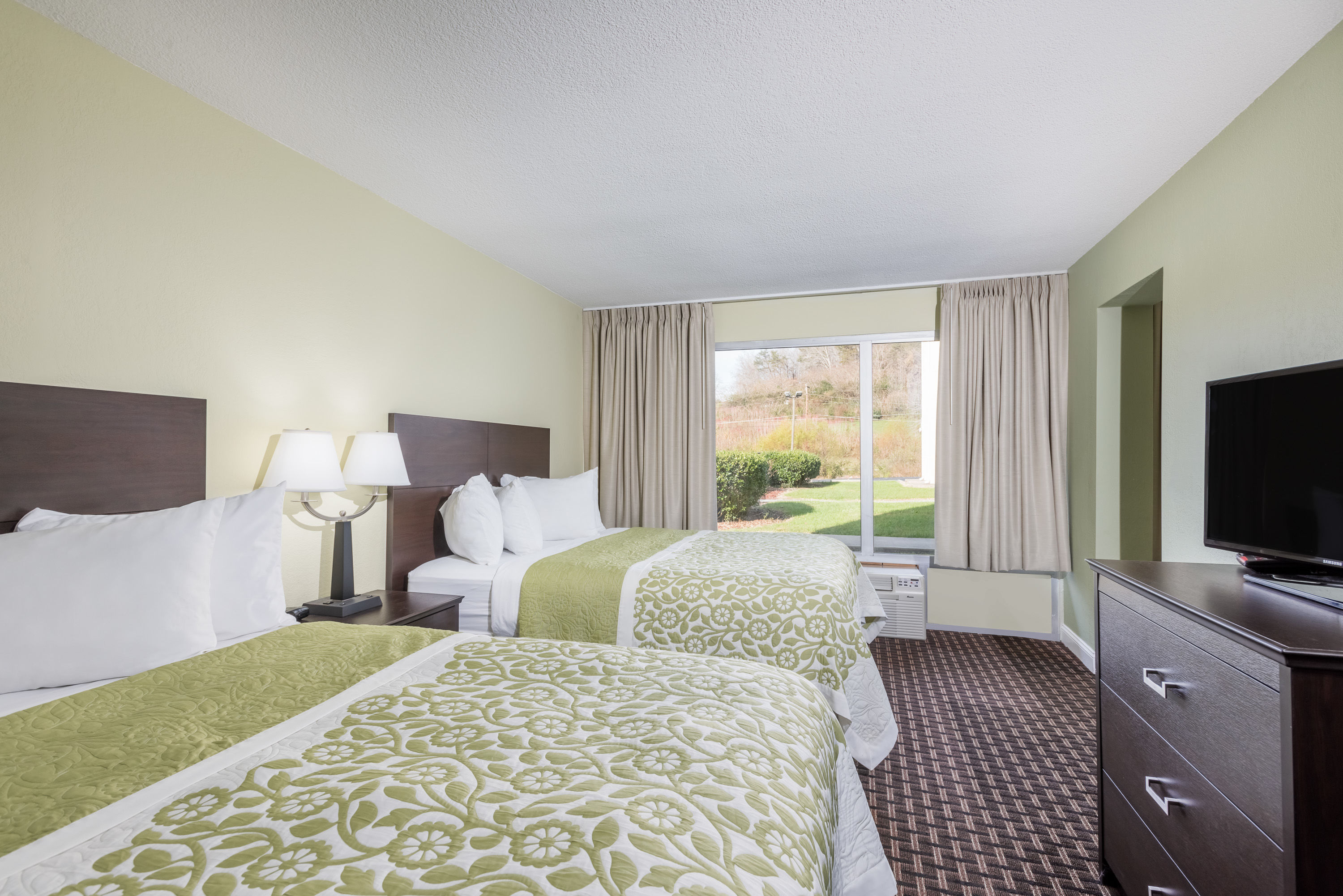 Days Inn by Wyndham Jellico - Tennessee State Line suite in Jellico, Tennessee