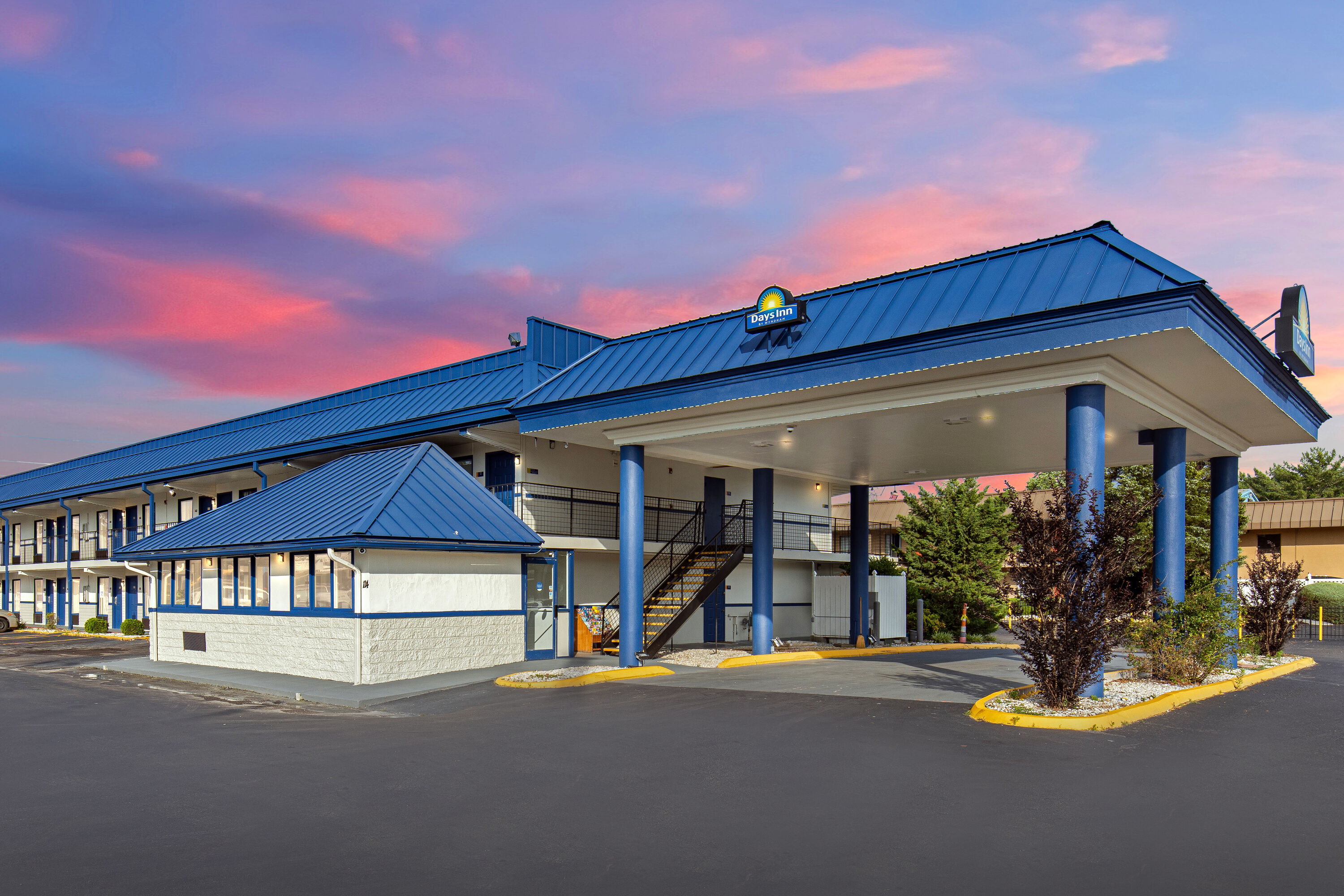Exterior Dusk Image of Days Inn by Wyndham Knoxville North hotel in Knoxville, Tennessee