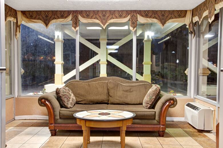 Days Inn Knoxville West hotel lobby in Knoxville, Tennessee