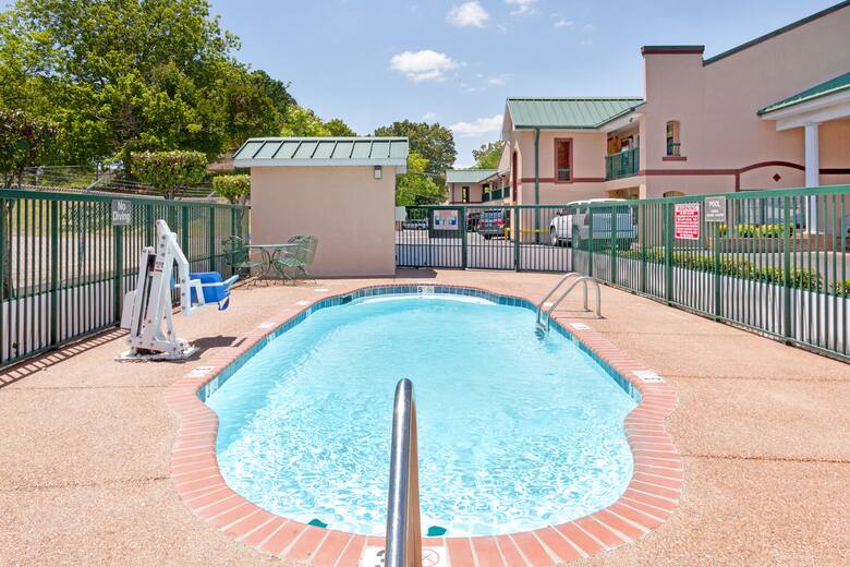Days Inn Lexington Hotels Tn 38351 Pool At The Days Inn Lexington In Tennessee