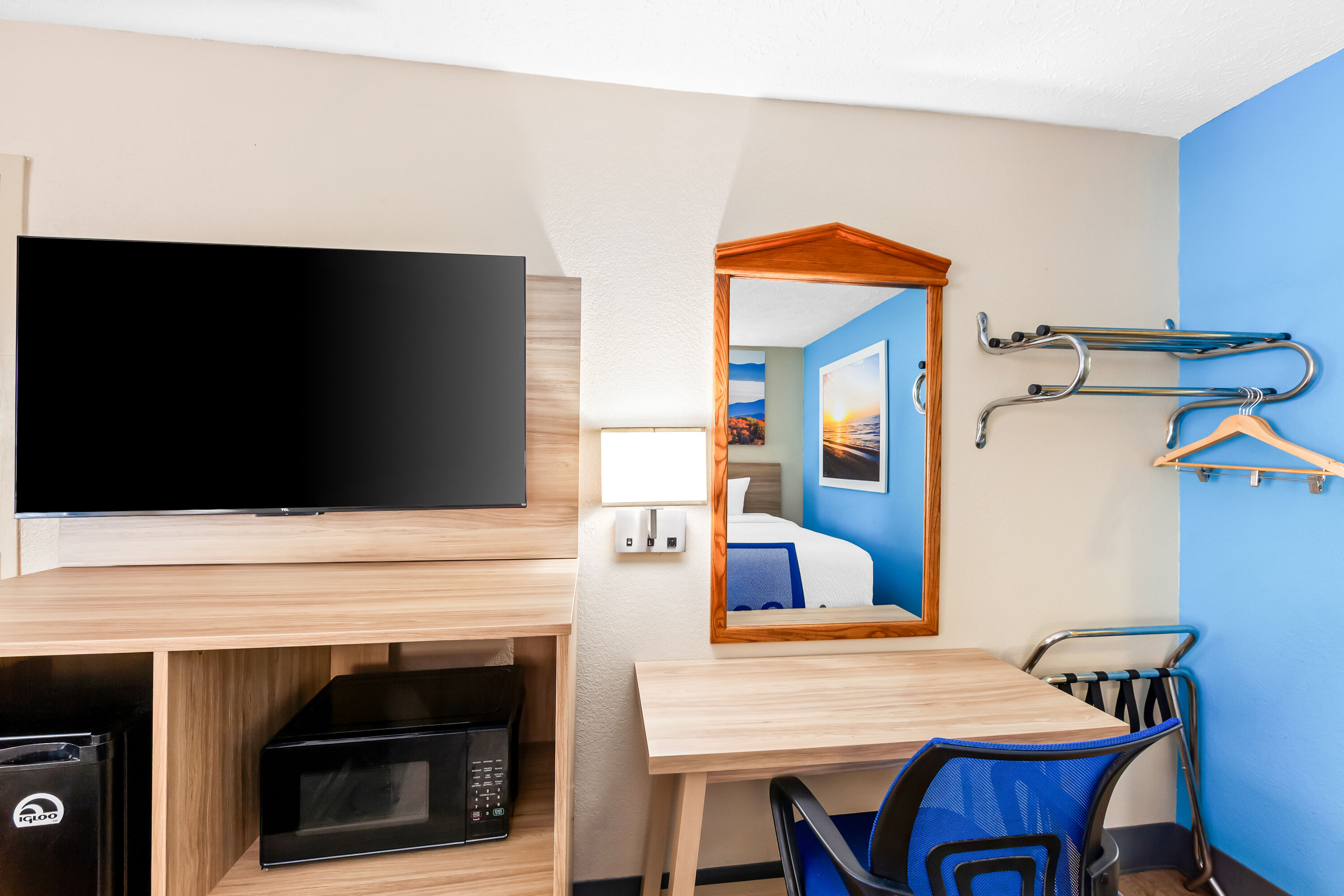 Double bed guest room at the Days Inn by Wyndham Lexington in Lexington, Tennessee