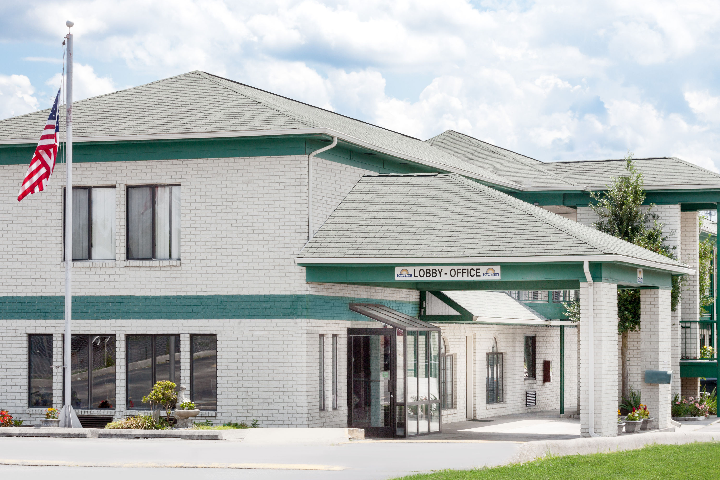 Exterior Day Image of Days Inn by Wyndham Morristown hotel in Morristown, Tennessee