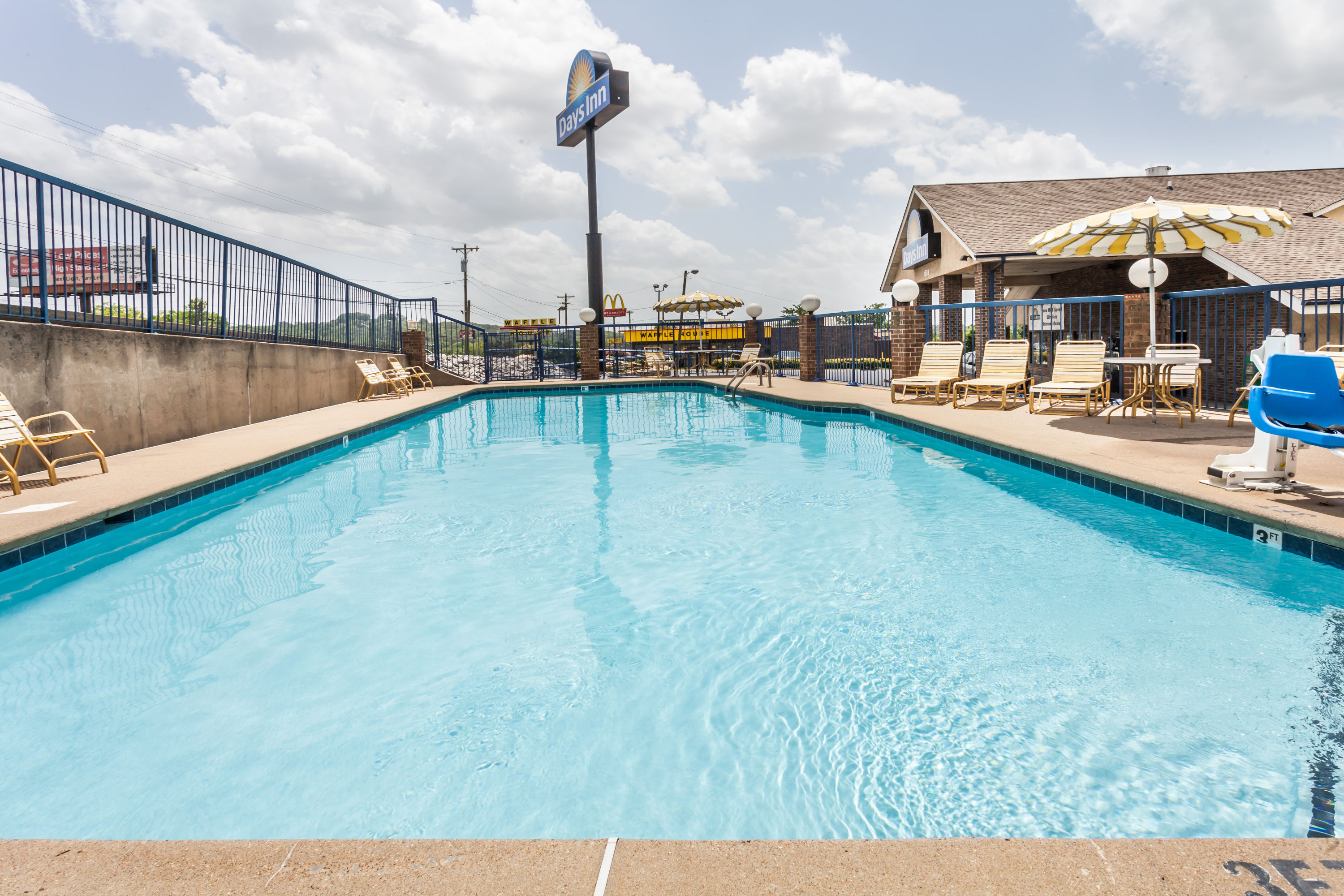 Days Inn By Wyndham Nashville North Opryland Area