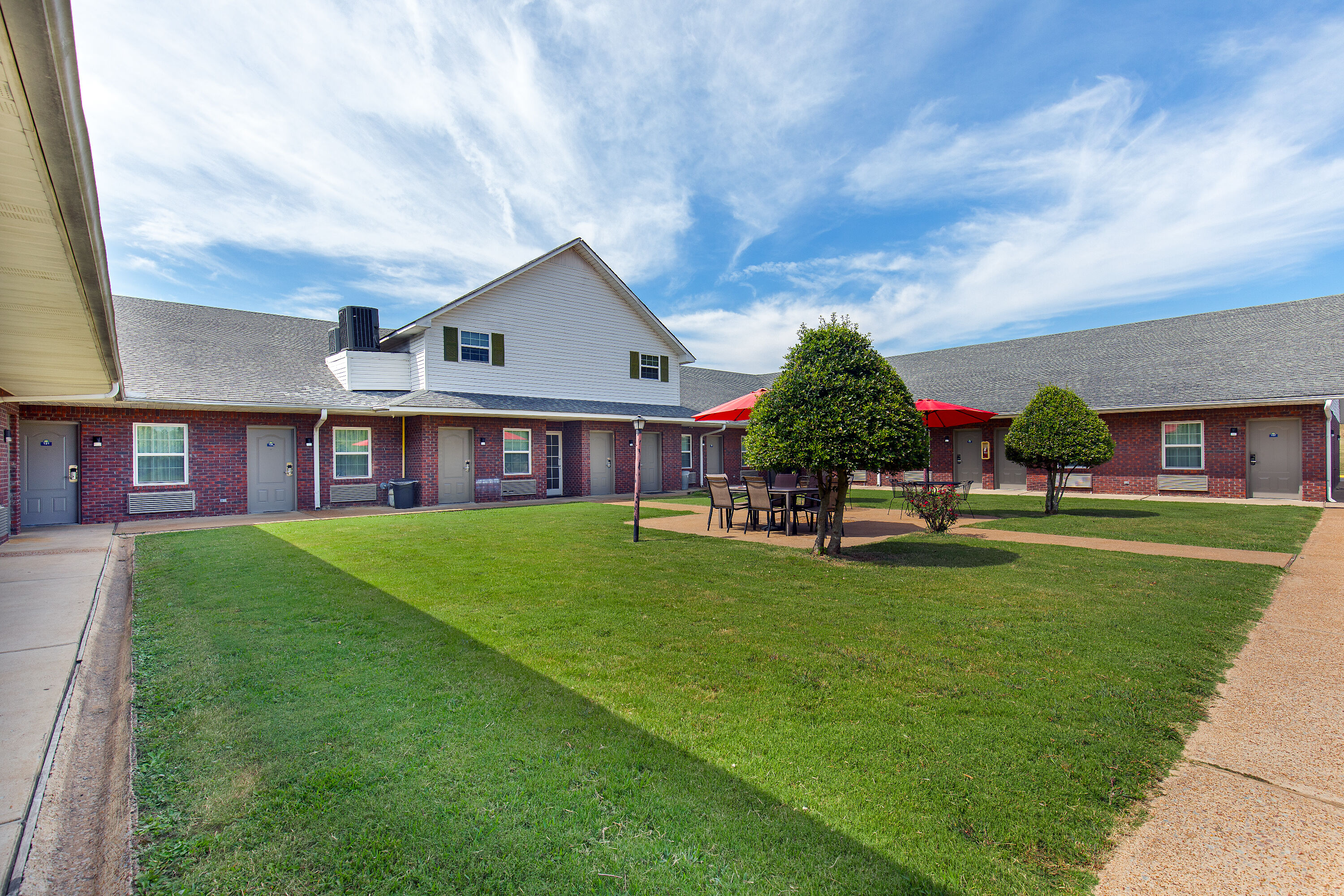 Courtyard at Days Inn by Wyndham Savannah in Savannah, Tennessee