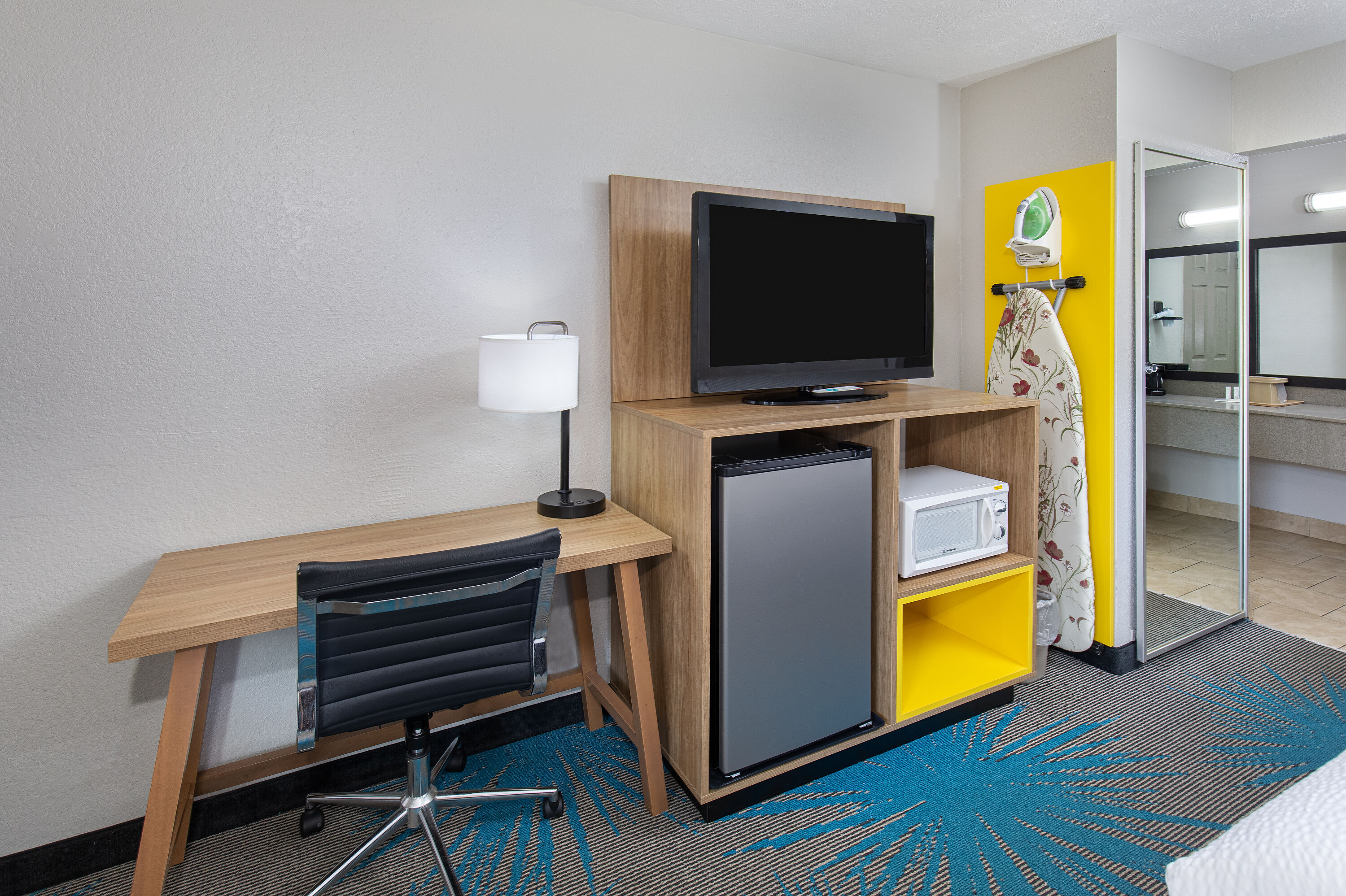 King bed guest room at the Days Inn by Wyndham Savannah in Savannah, Tennessee