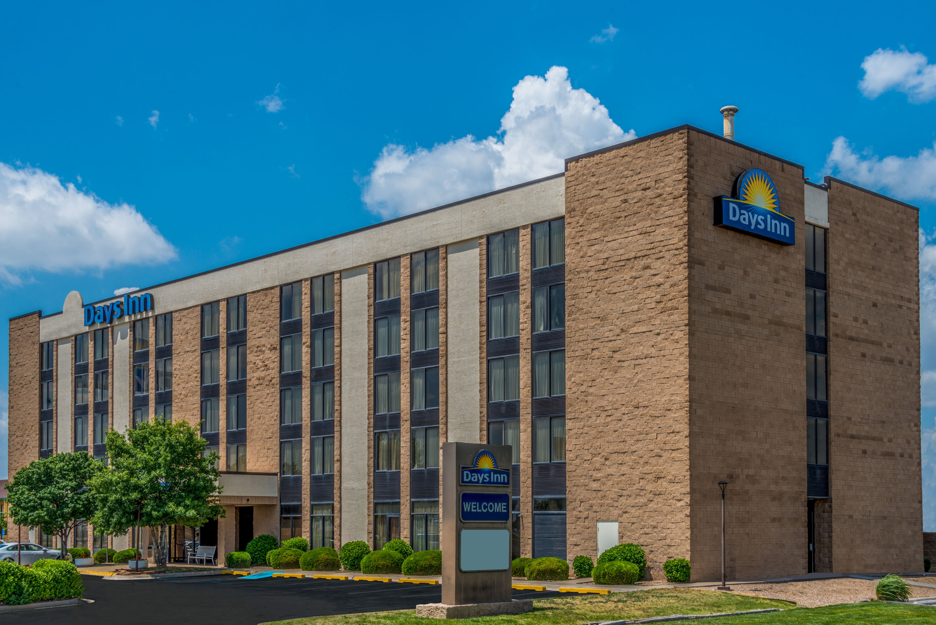 Exterior Day Image of Days Inn by Wyndham Amarillo East hotel in Amarillo, Texas