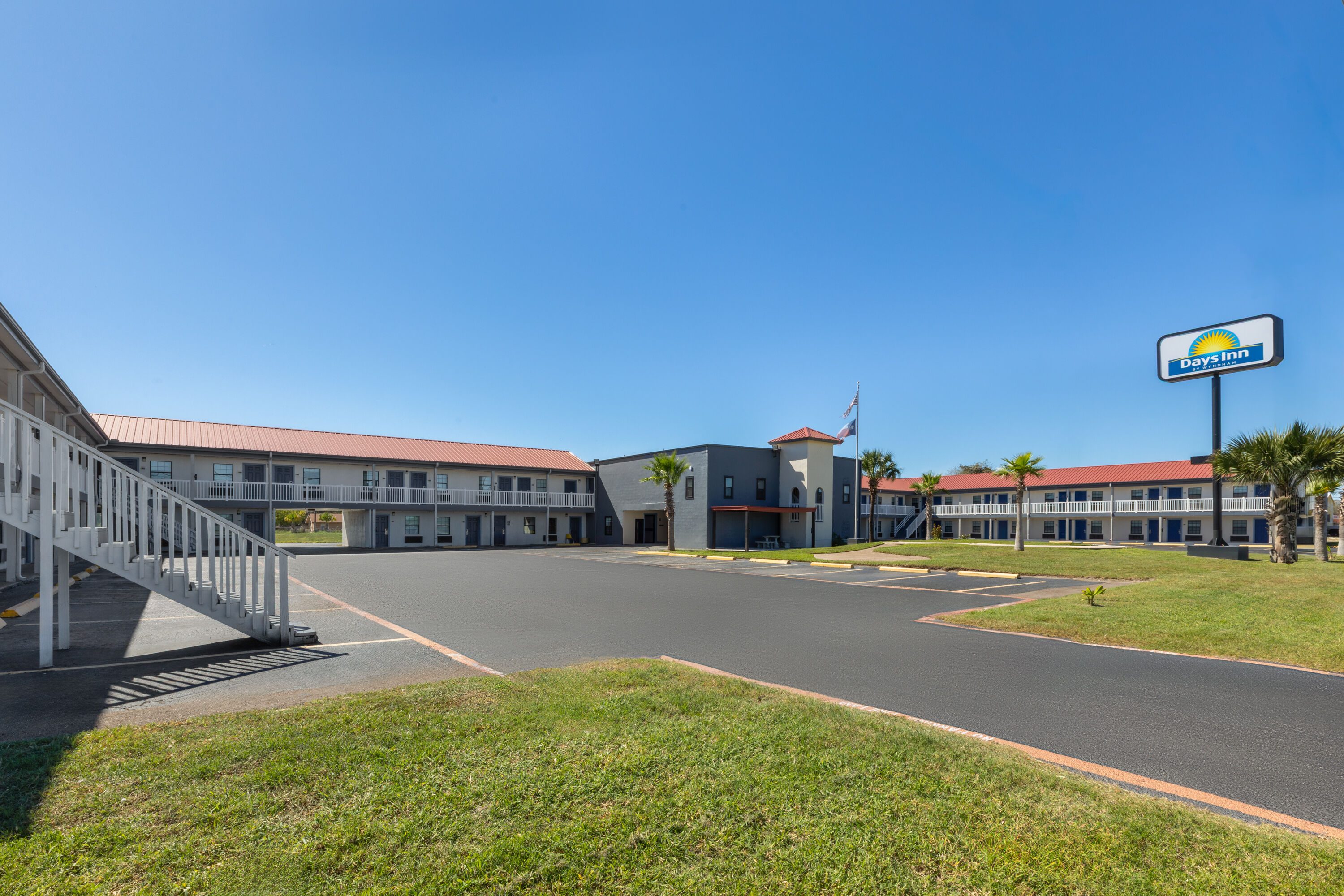 Exterior Day Image of Days Inn by Wyndham Aransas Pass hotel in Aransas Pass, Texas