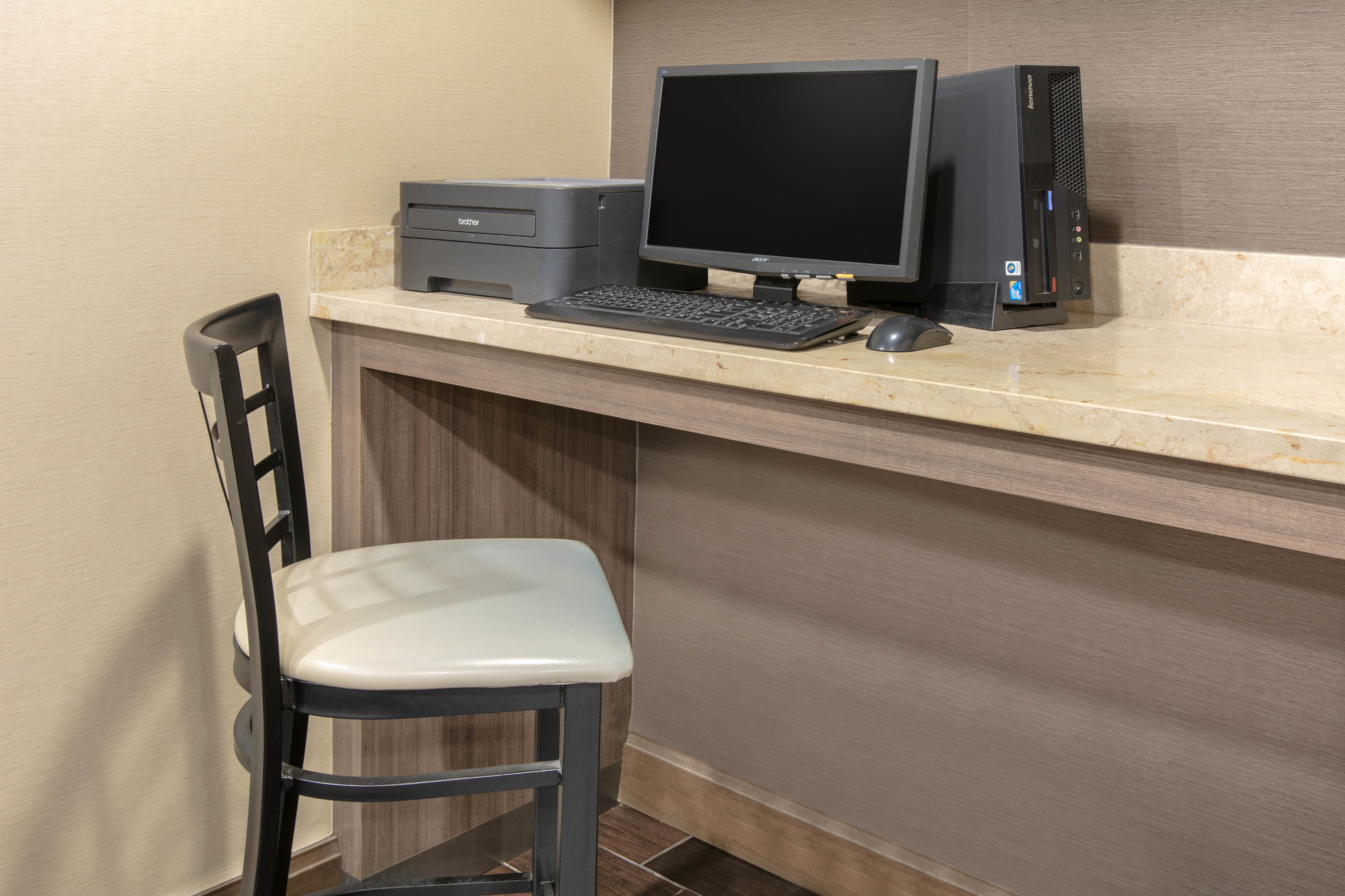 Days Inn Amp Suites By Wyndham Arlington Near Six Flags