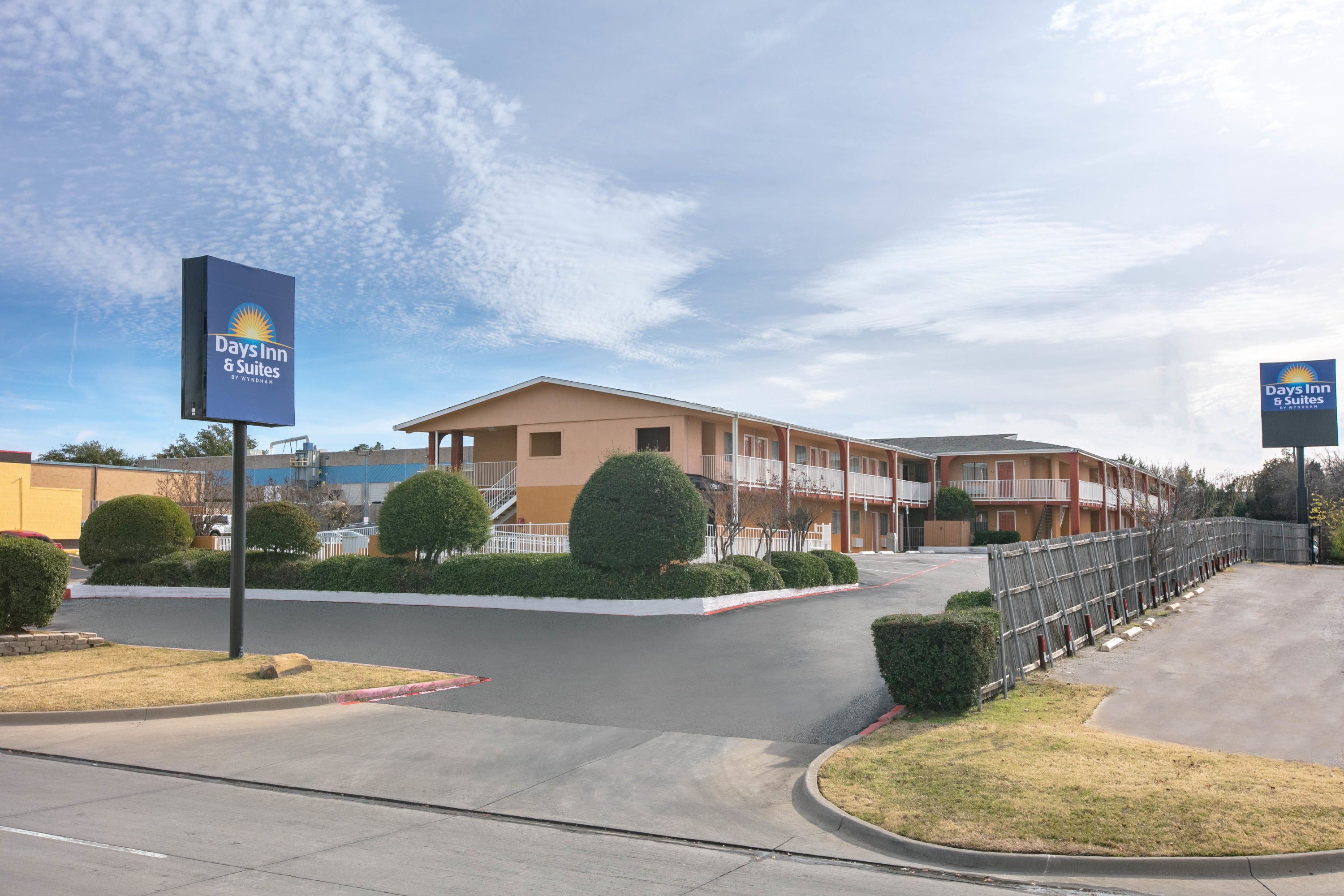 Days Inn Amp Suites By Wyndham Arlington Near Six Flags