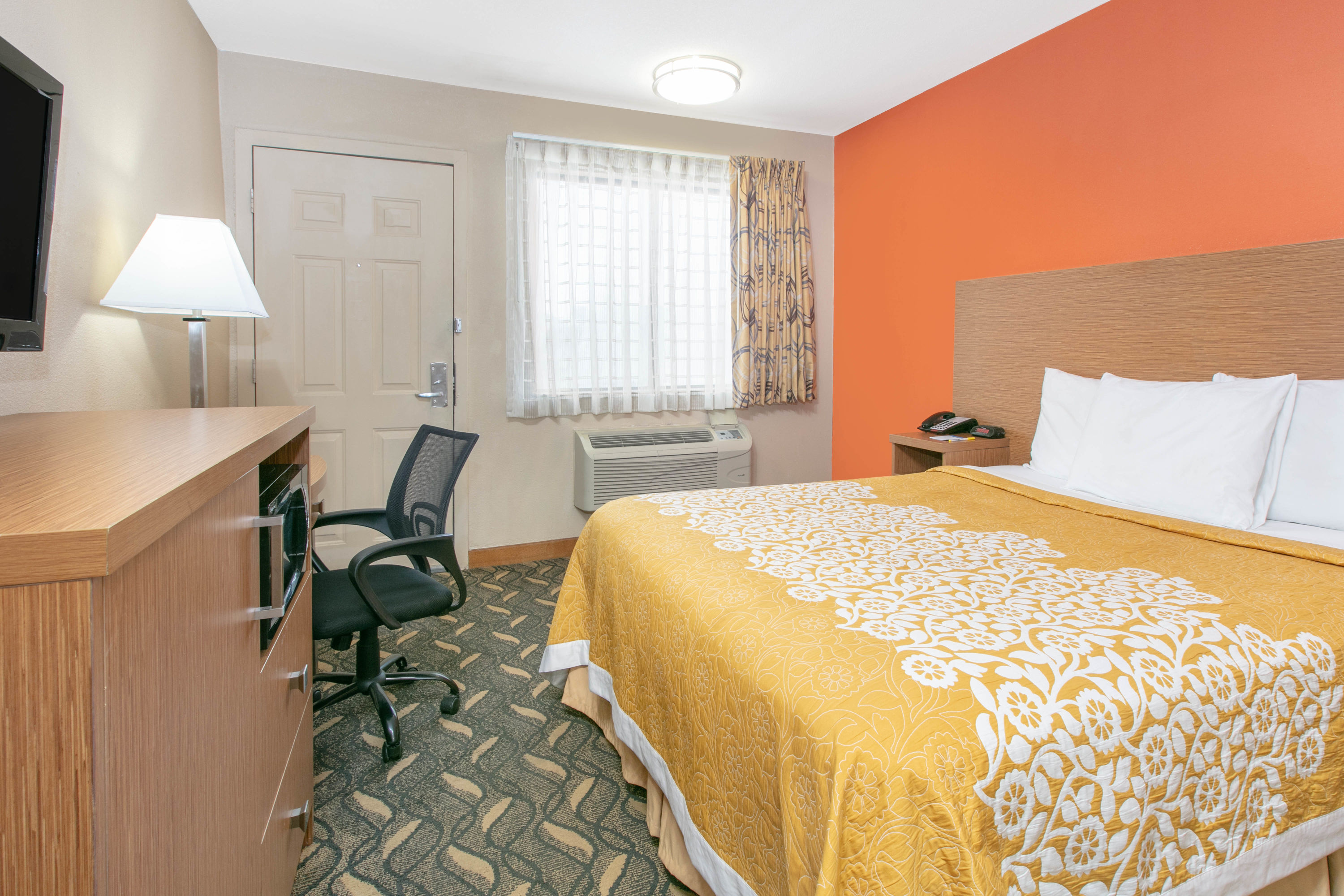 Days Inn & Suites by Wyndham Arlington Near Six Flags Arlington, TX