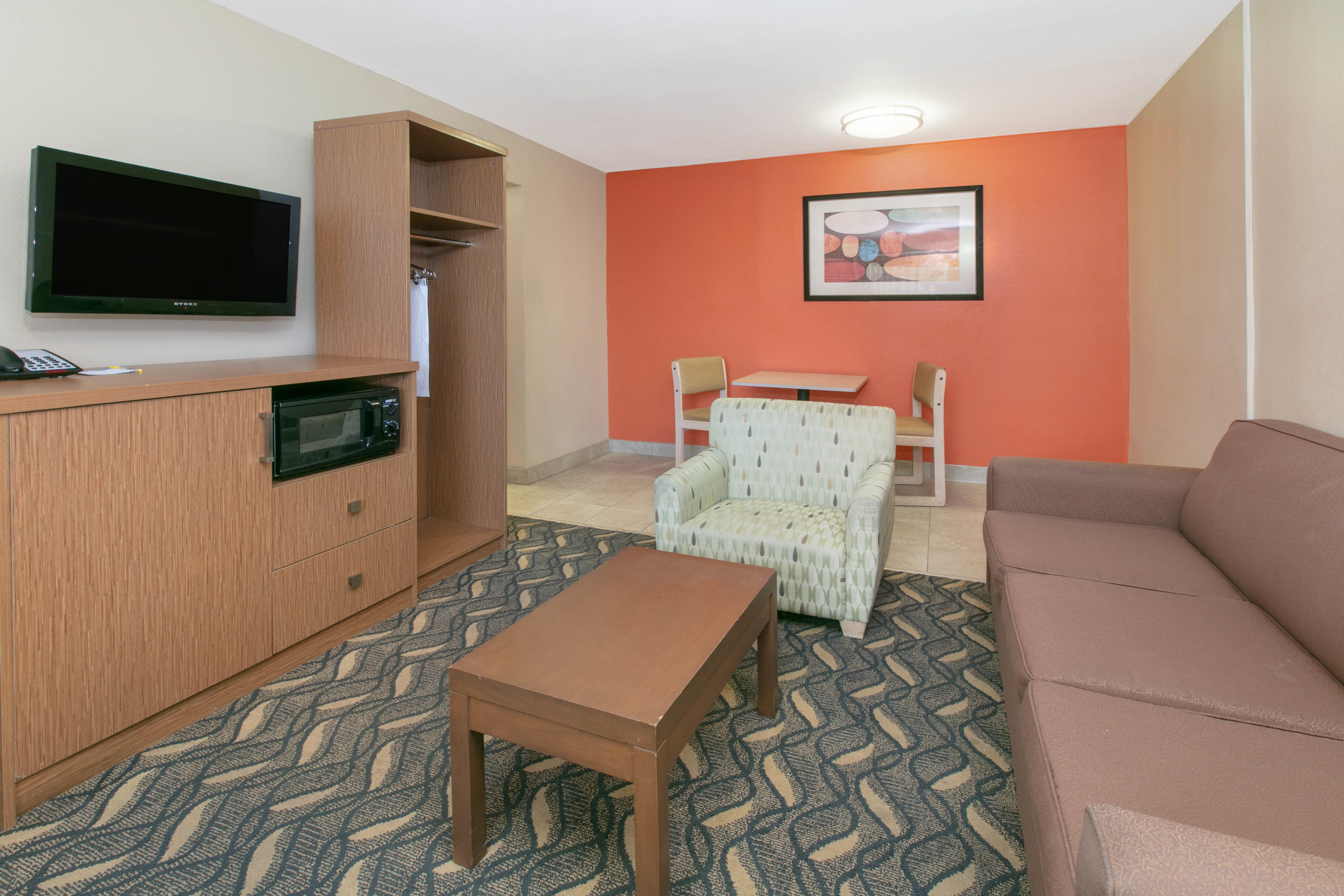 Days Inn Amp Suites By Wyndham Arlington Near Six Flags