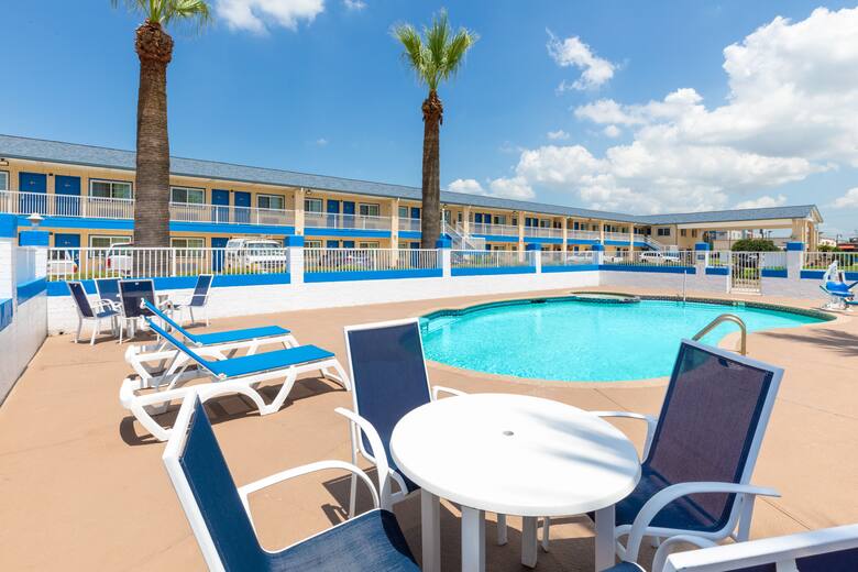 Days Inn Baytown Tx Hotels 77521 Pool At The Days Inn Baytown Tx In Texas