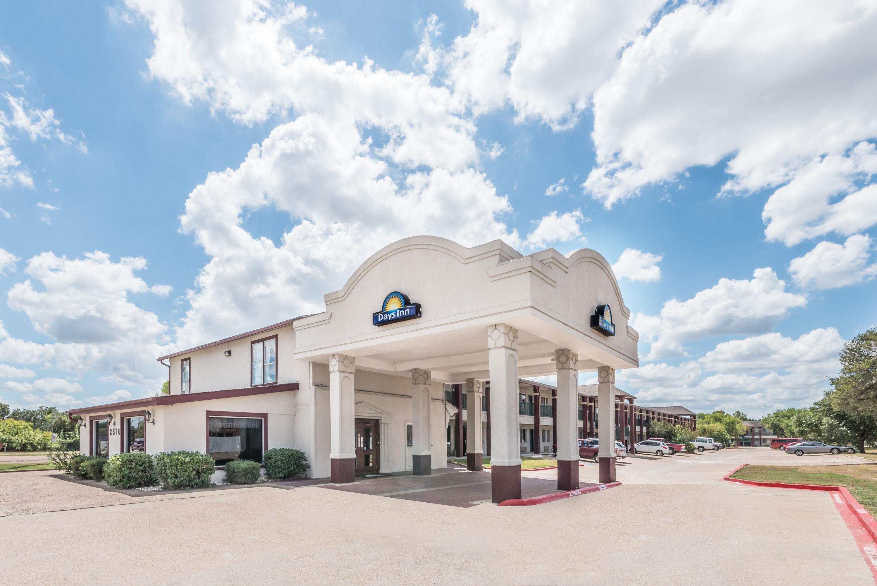 Exterior of Days Inn by Wyndham Bryan College Station hotel in College Station, Texas
