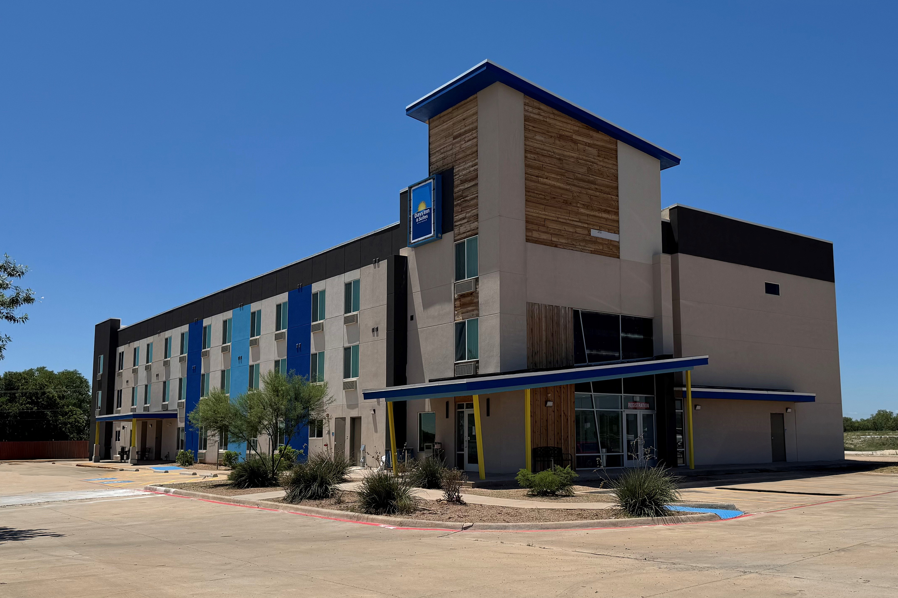 Exterior of Days Inn & Suites by Wyndham Colorado City/I-20 hotel in Colorado City, Texas