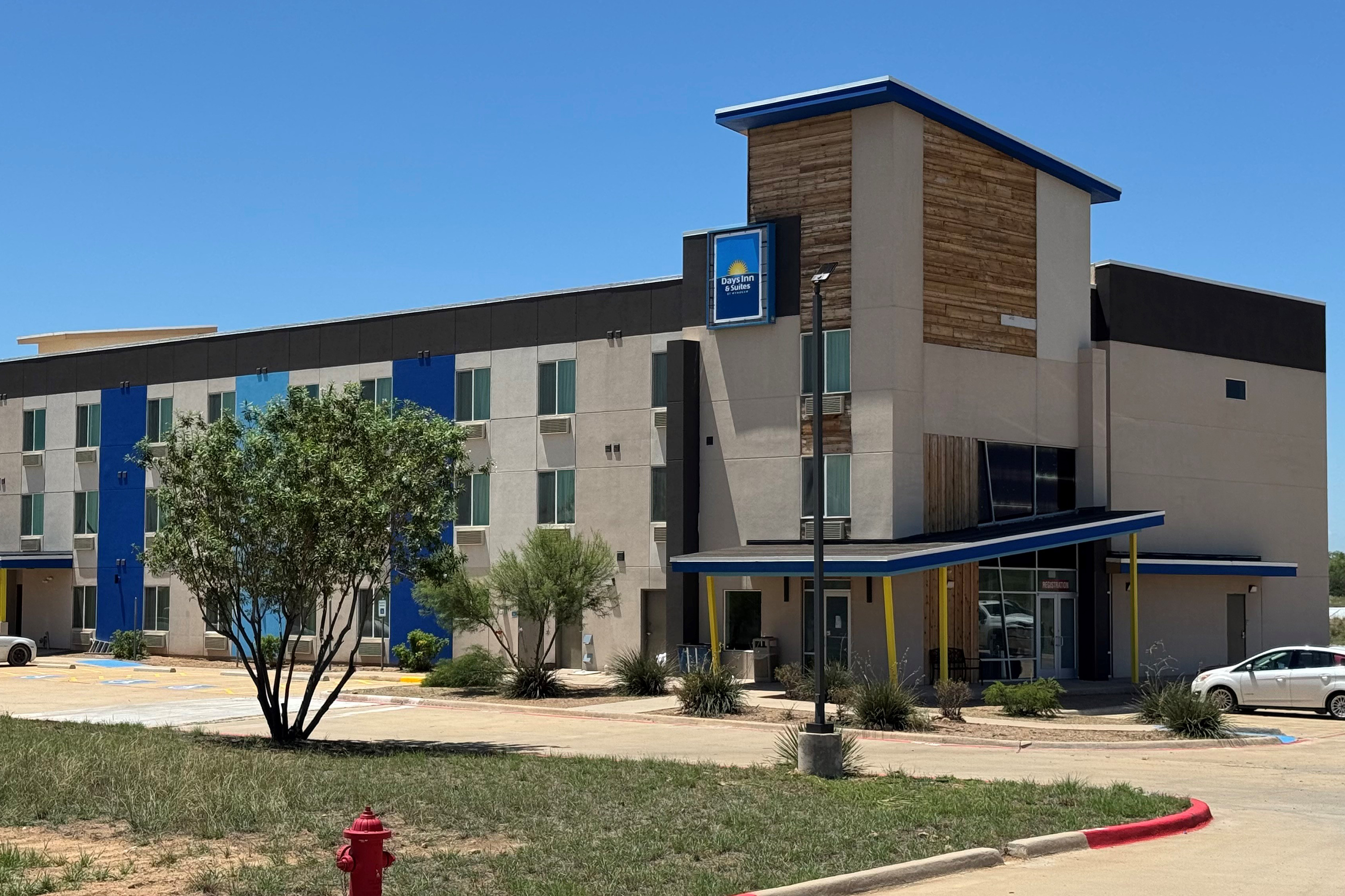 Exterior of Days Inn & Suites by Wyndham Colorado City/I-20 hotel in Colorado City, Texas