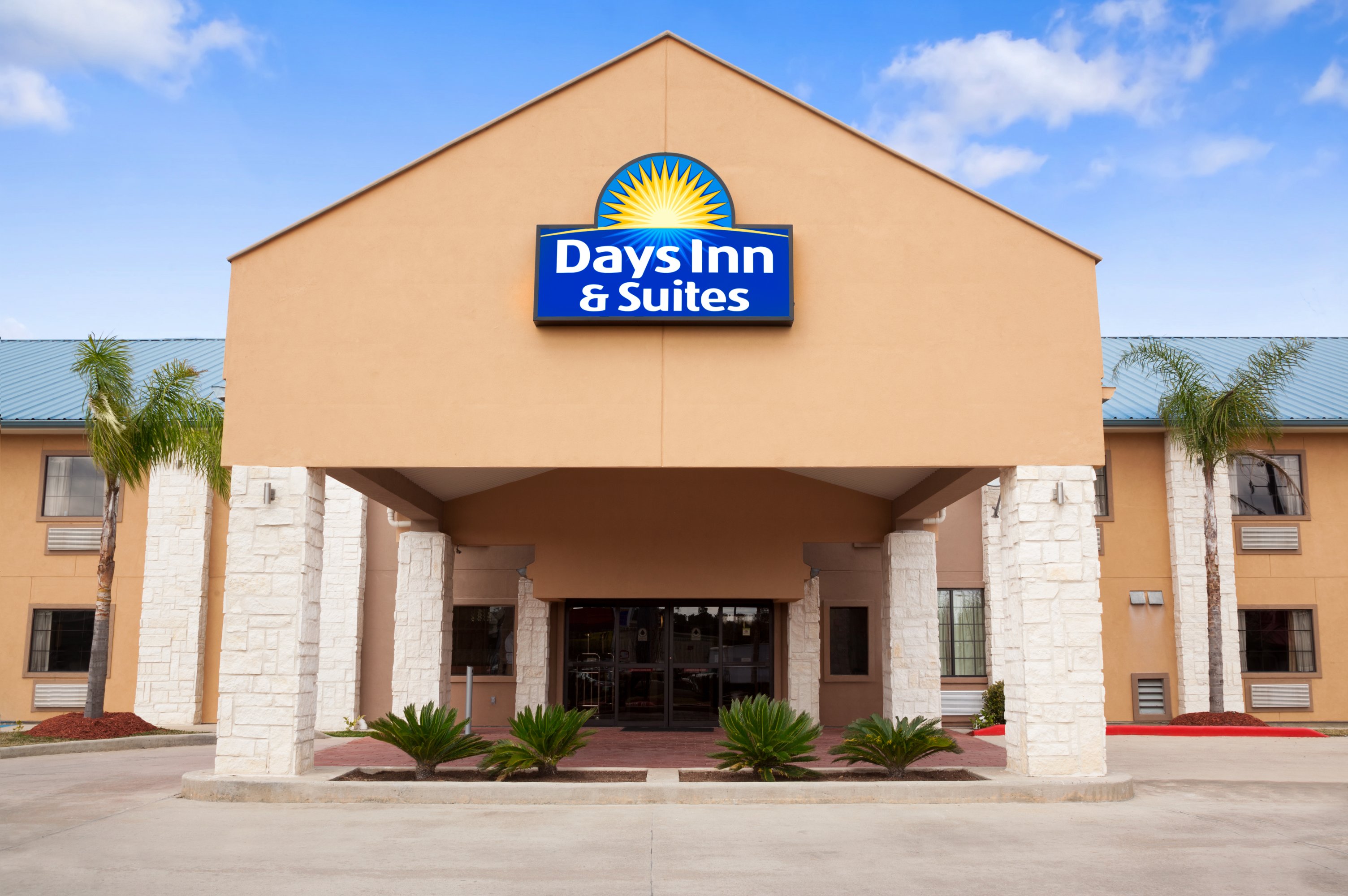 Exterior of Days Inn & Suites by Wyndham Conroe North hotel in Conroe, Texas