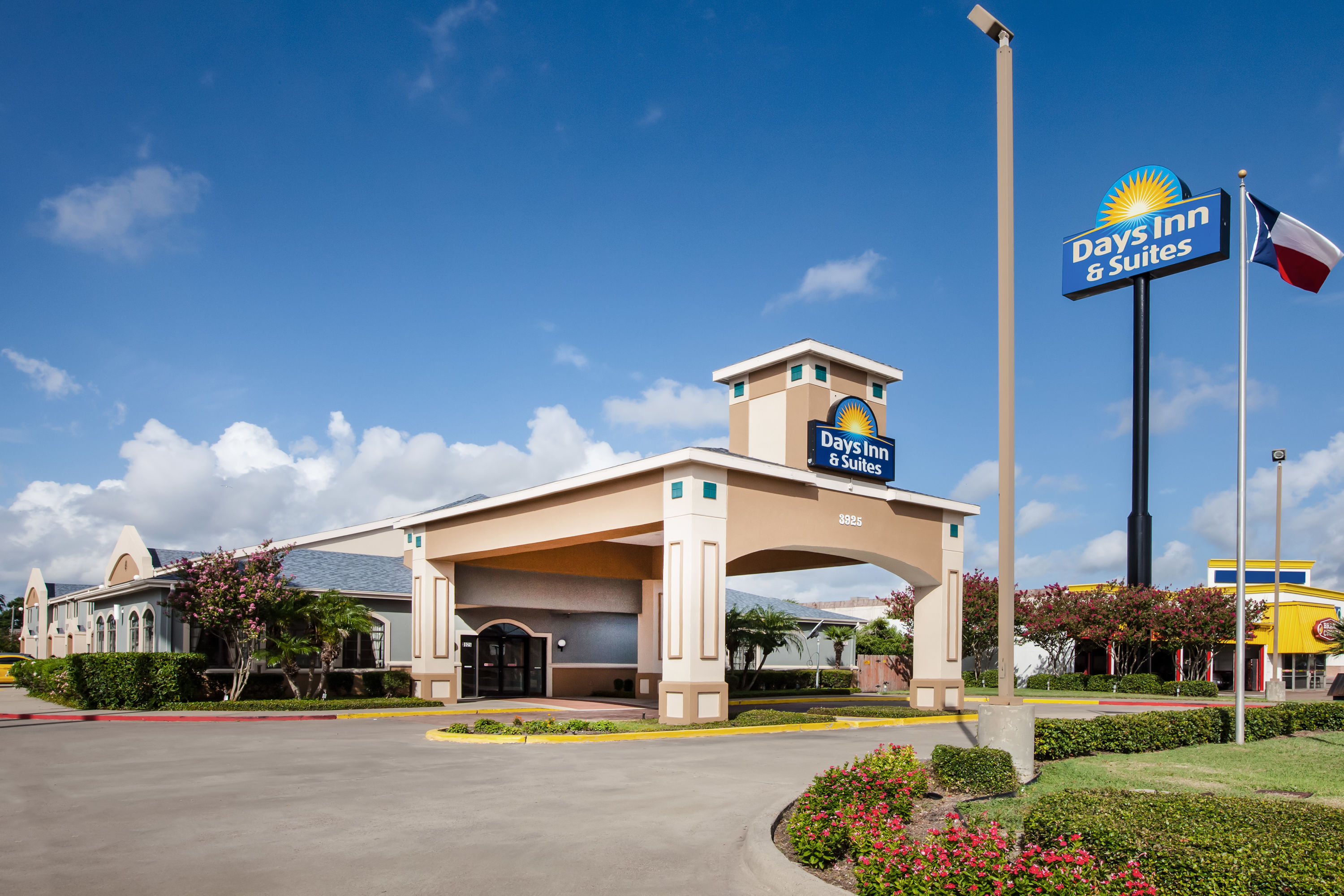 Corpus Christi Texas : Frost Bank Gets New Texas Flag Pole Kiiitv Com - Corpus christi, city, seat (1846) of nueces county, southern texas, u.s., port on corpus christi bay at the mouth of the nueces river, 145 miles (233 km) southeast of san antonio.