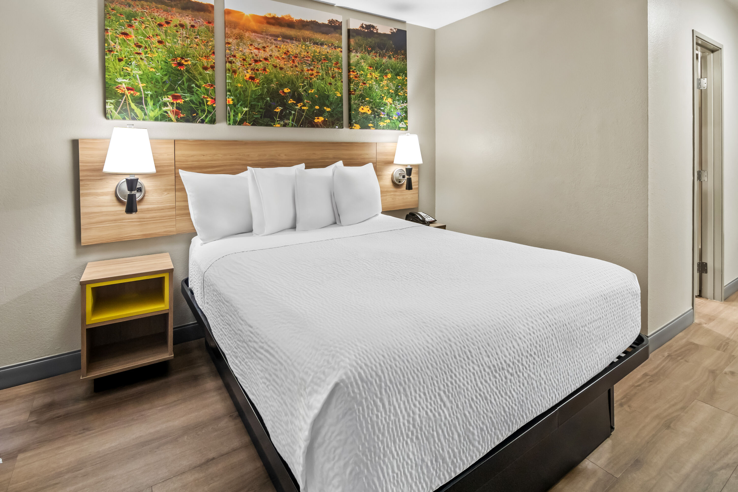 Queen bed guest room at the Days Inn & Suites by Wyndham DeSoto in DeSoto, Texas