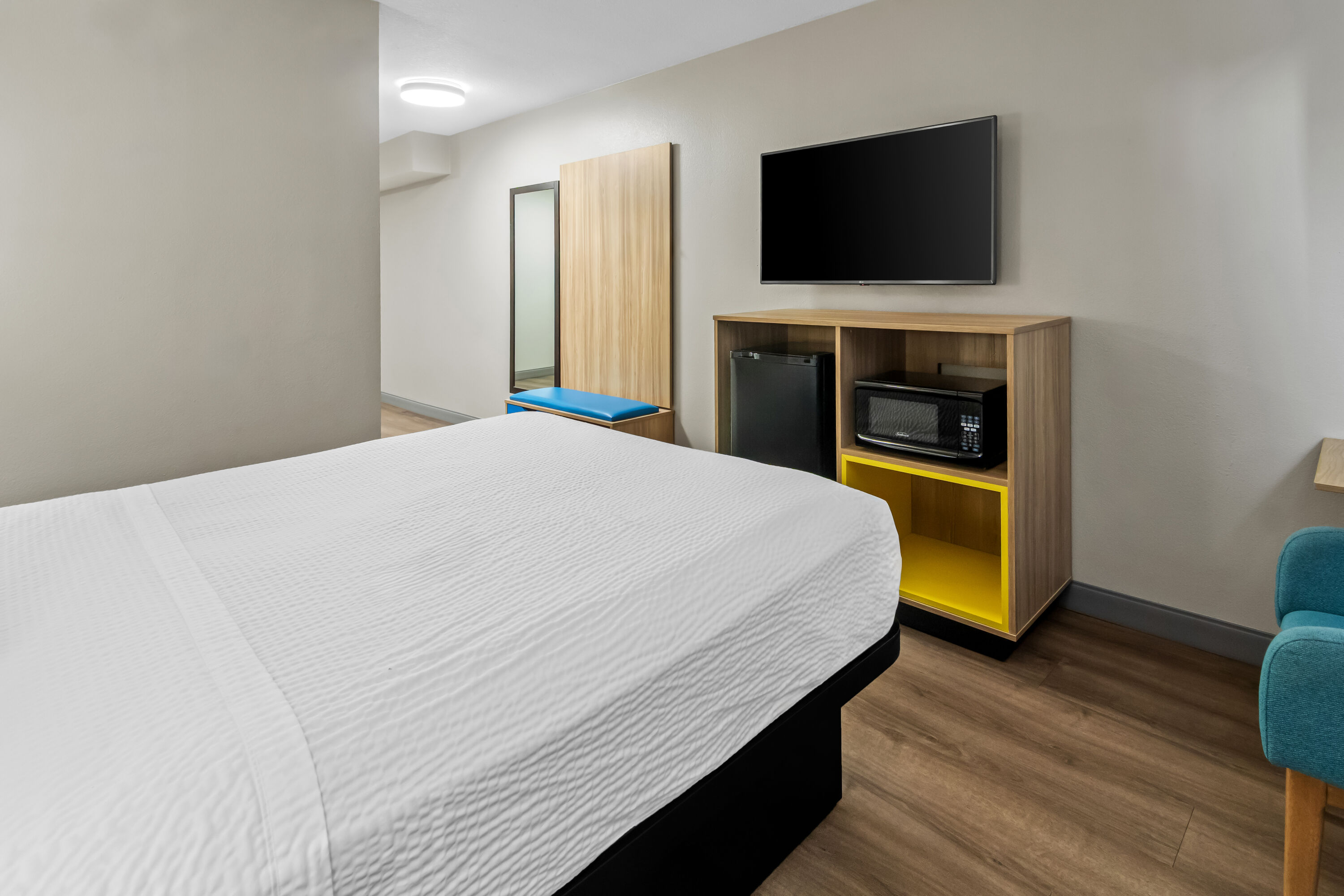 Queen bed guest room at the Days Inn & Suites by Wyndham DeSoto in DeSoto, Texas