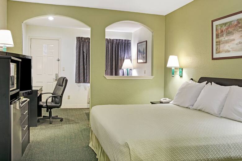 Days Inn El Campo Tx Hotels 77437 Guest Room At The Days Inn El Campo Tx In Texas
