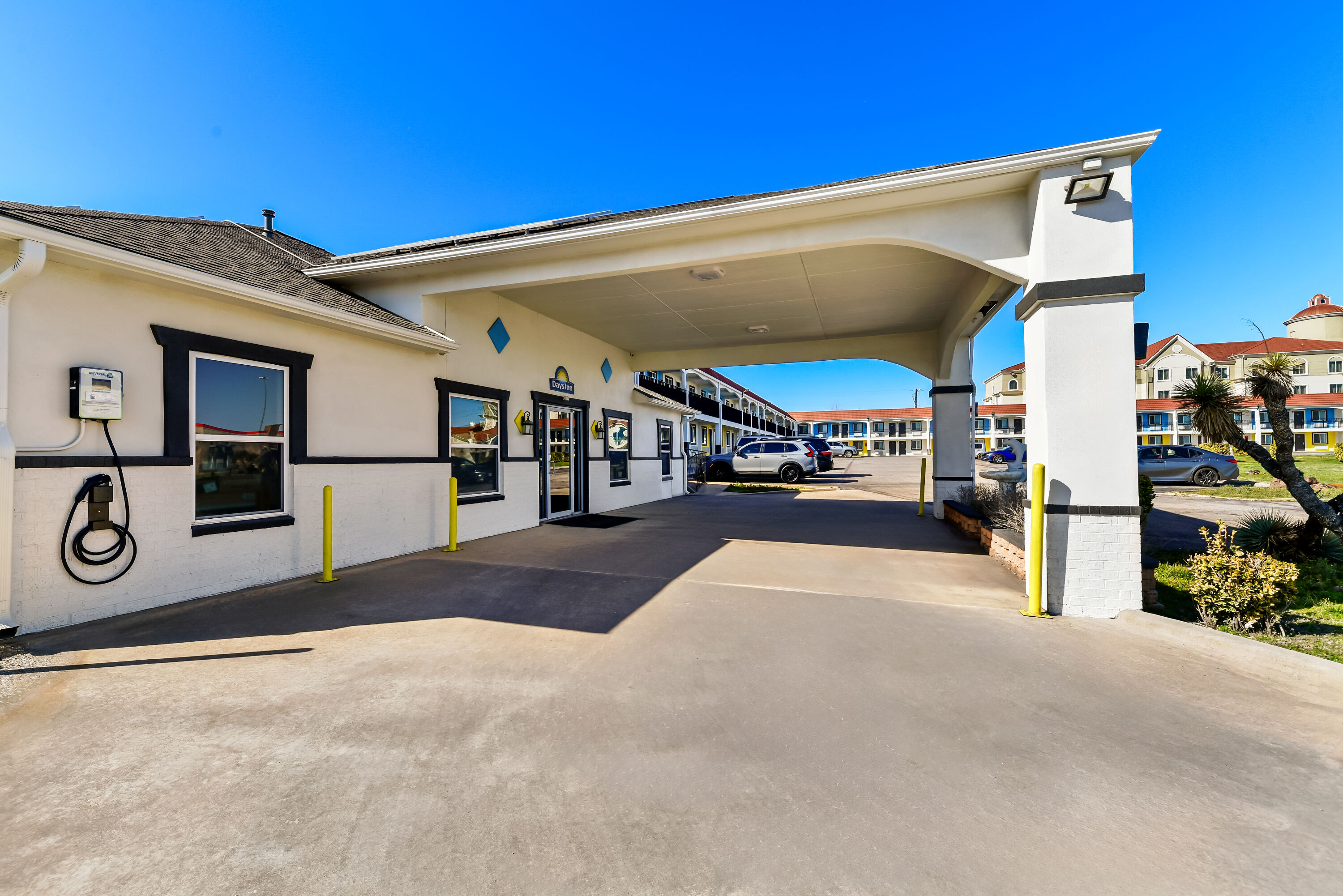 Exterior Day Image of Days Inn by Wyndham Gainesville hotel in Gainesville, Texas
