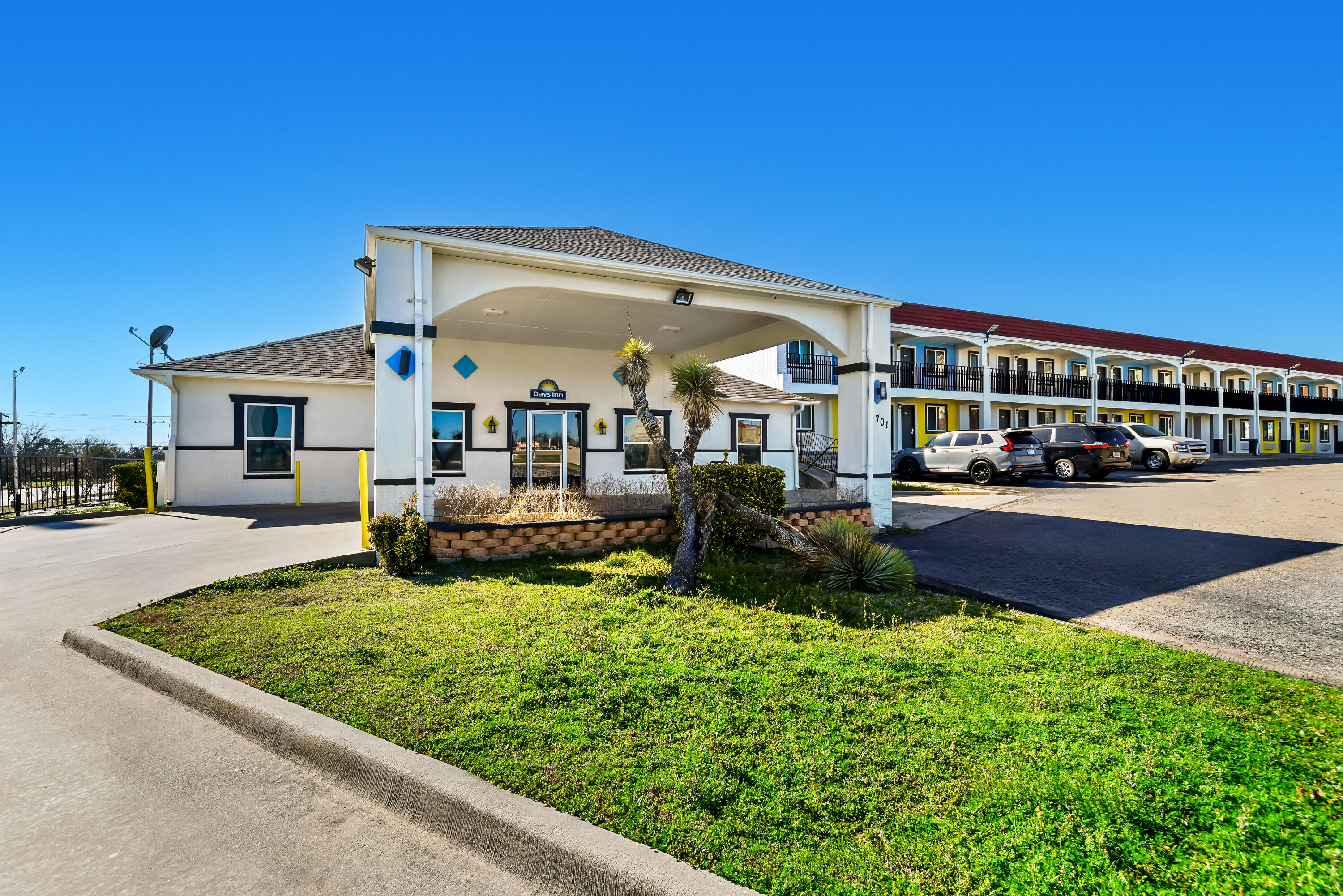 Exterior Day Image of Days Inn by Wyndham Gainesville hotel in Gainesville, Texas