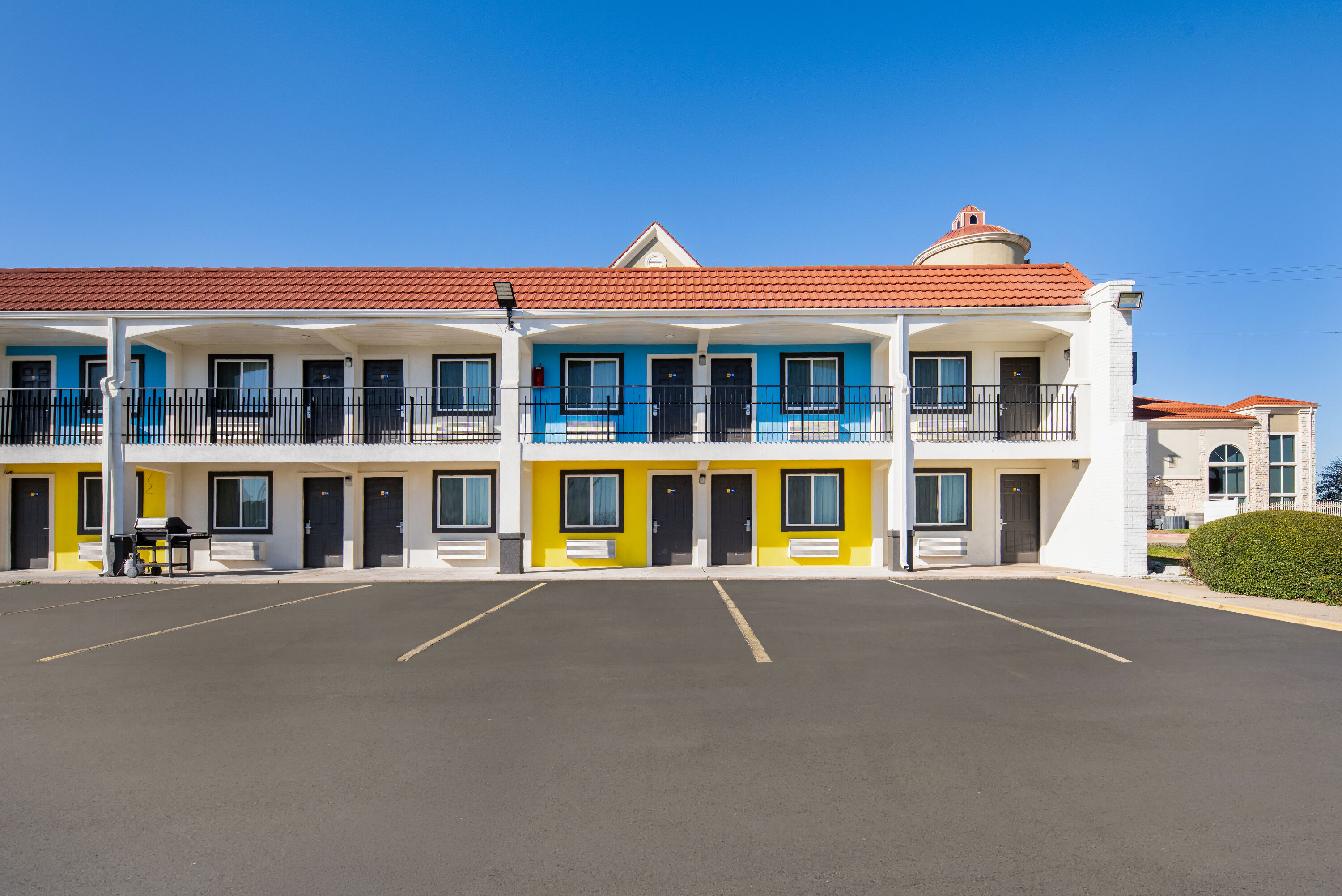 Exterior Day Image of Days Inn by Wyndham Gainesville hotel in Gainesville, Texas