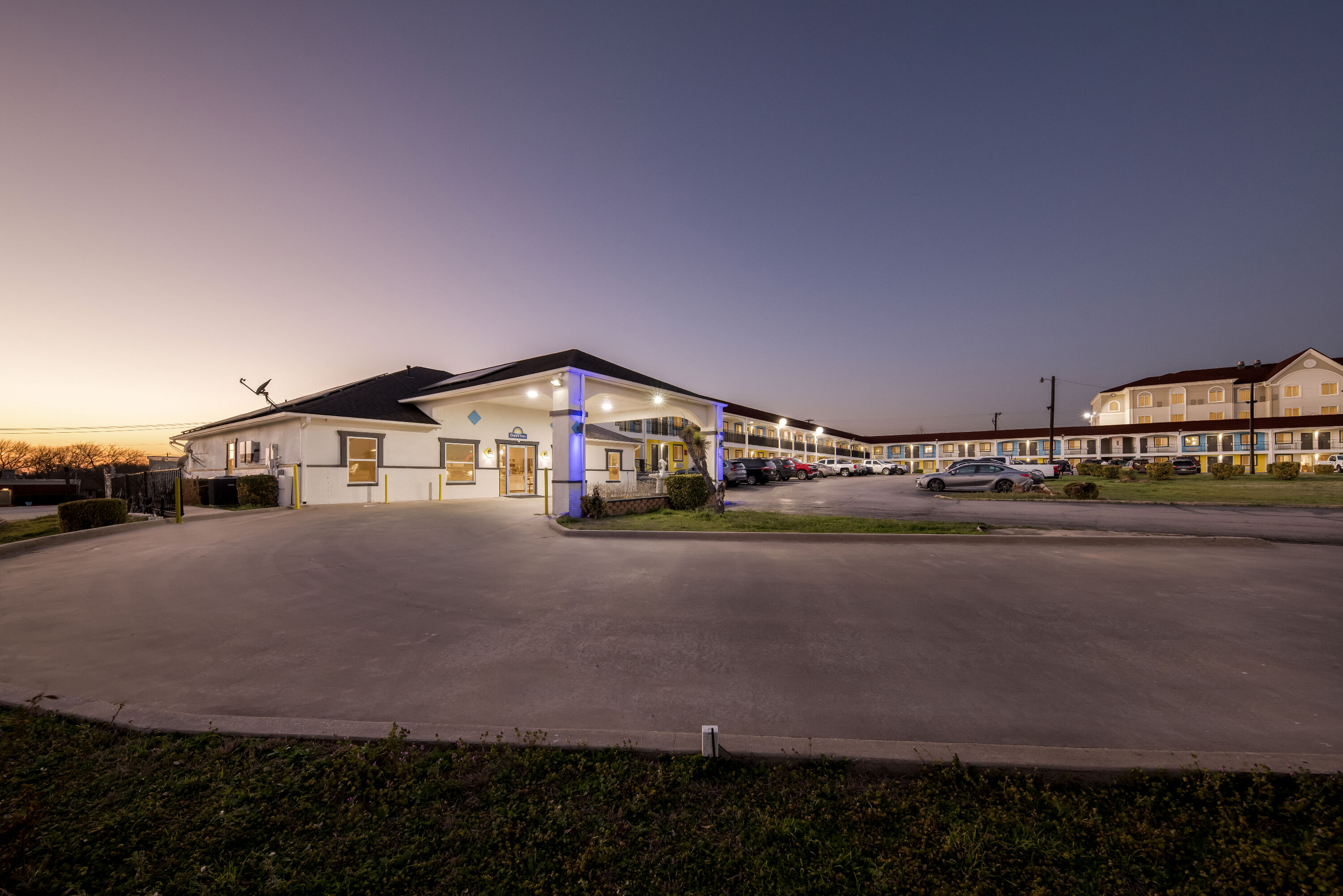 Exterior Night Image of Days Inn by Wyndham Gainesville hotel in Gainesville, Texas