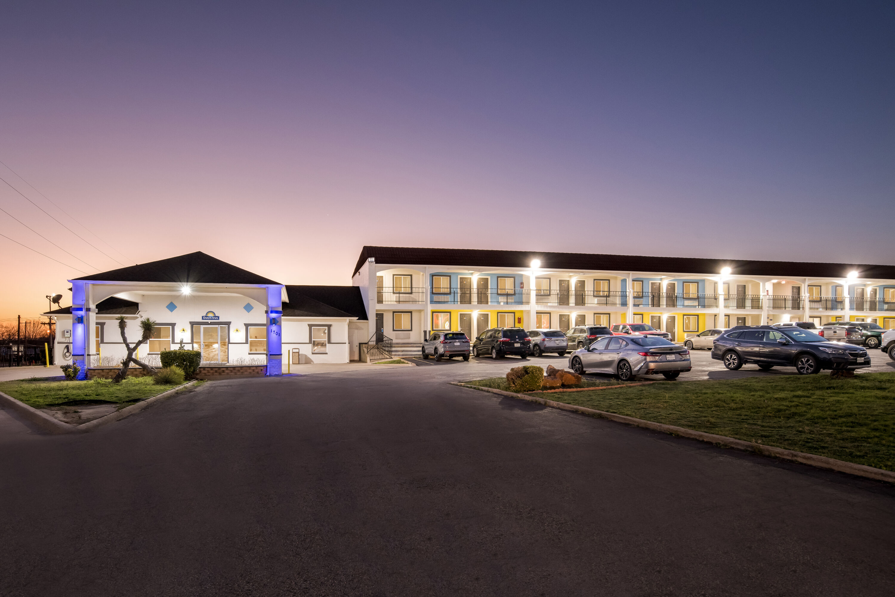 Exterior Night Image of Days Inn by Wyndham Gainesville hotel in Gainesville, Texas