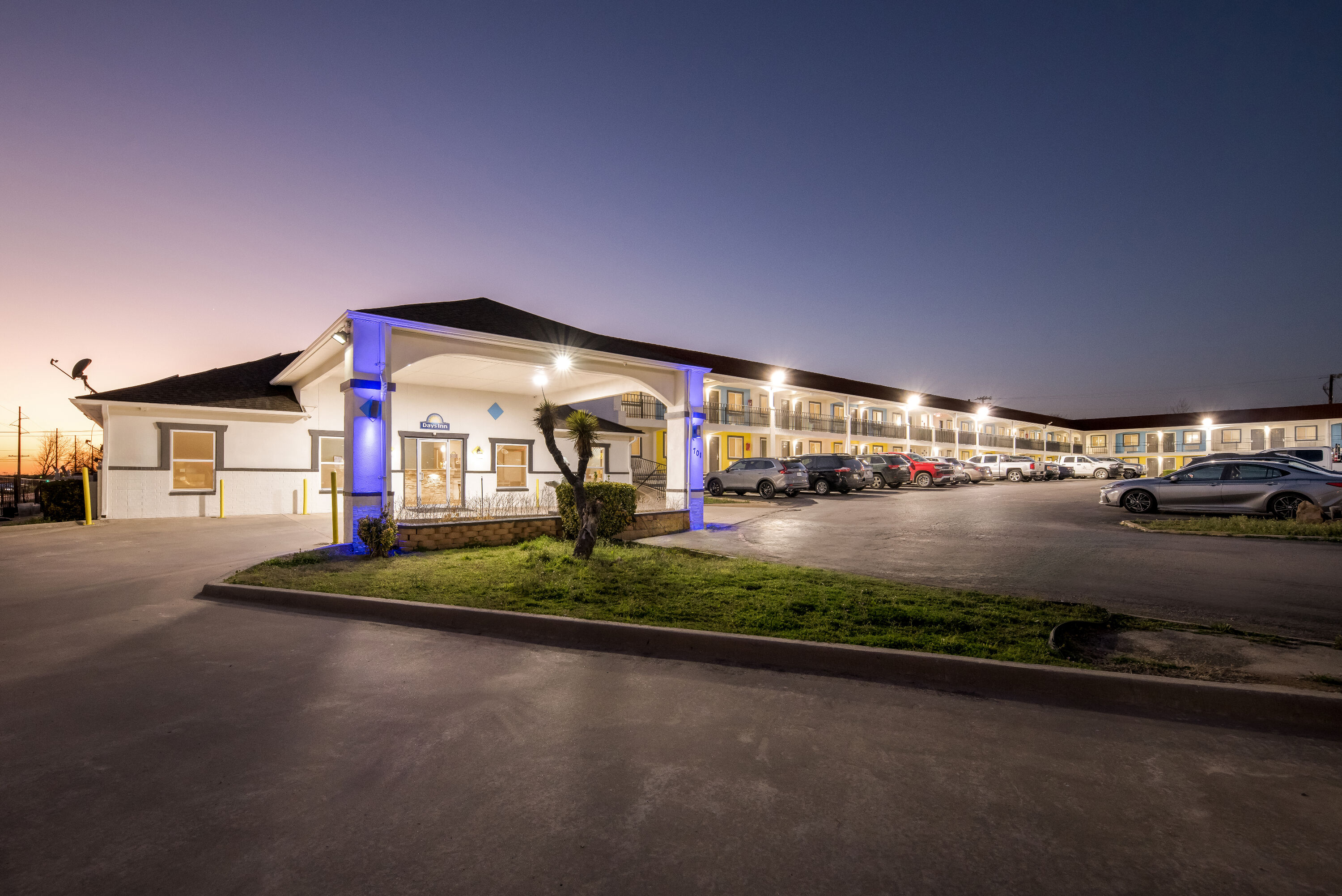Exterior Night Image of Days Inn by Wyndham Gainesville hotel in Gainesville, Texas