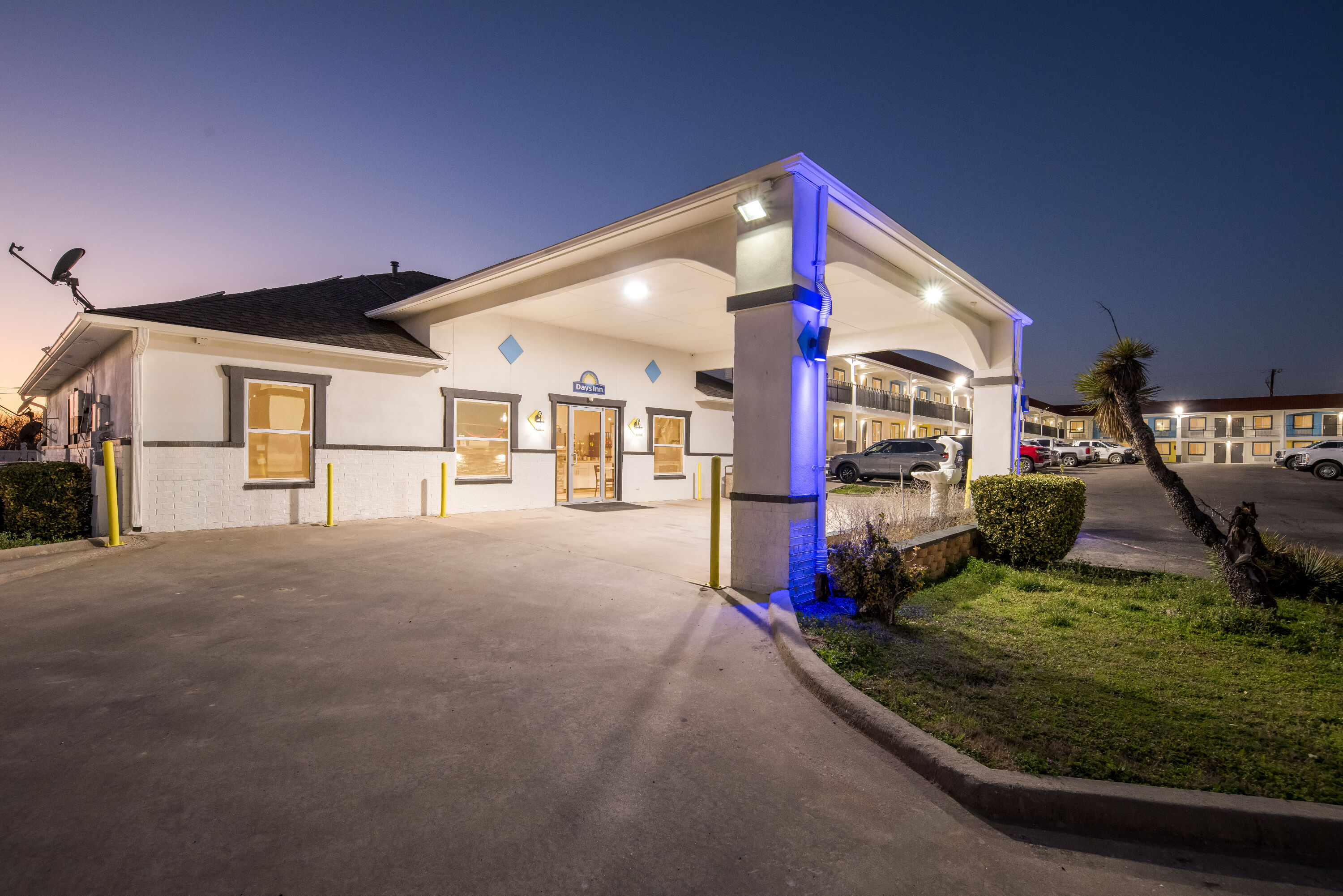 Exterior Night Image of Days Inn by Wyndham Gainesville hotel in Gainesville, Texas