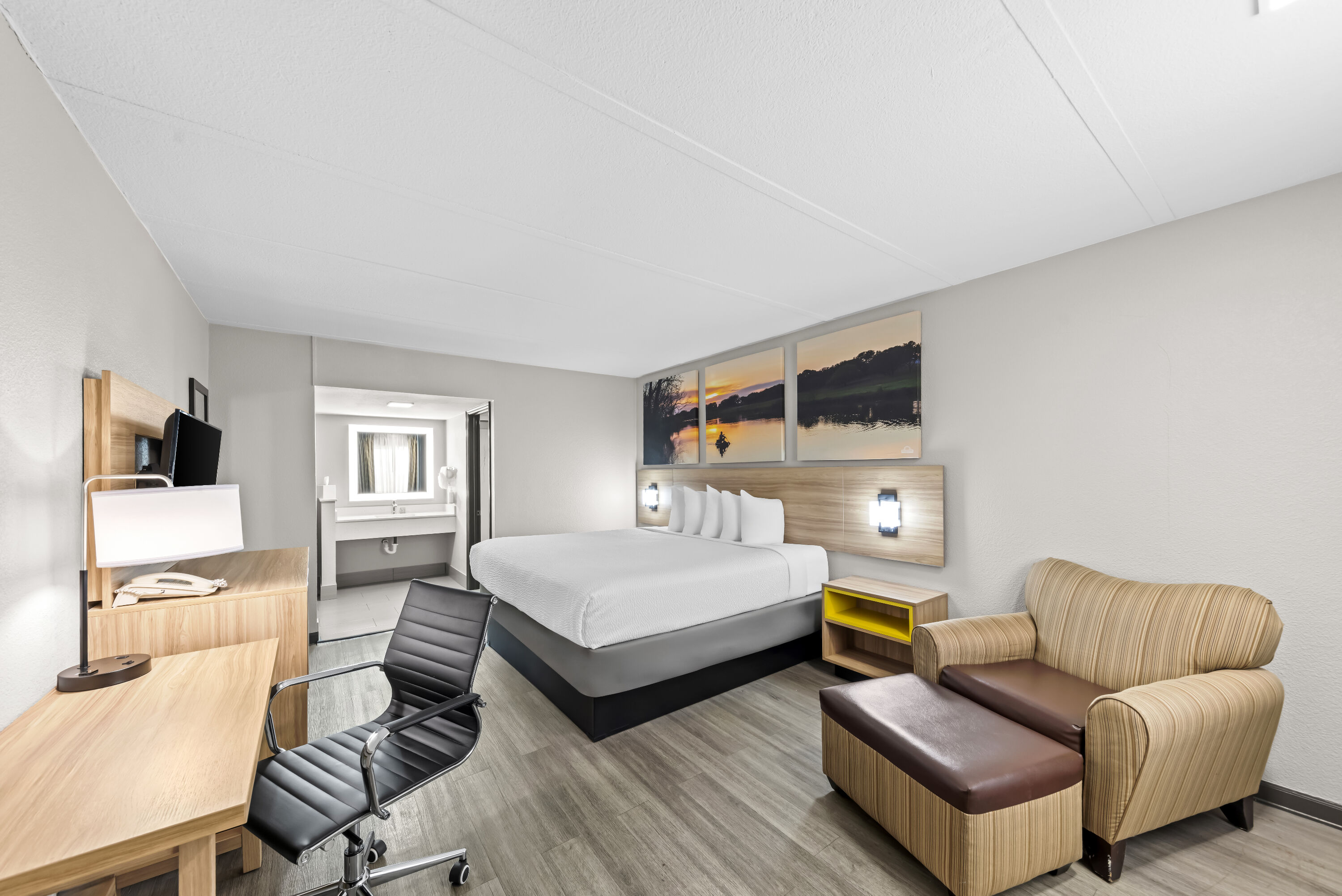 King bed guest room at the Days Inn by Wyndham Gainesville in Gainesville, Texas