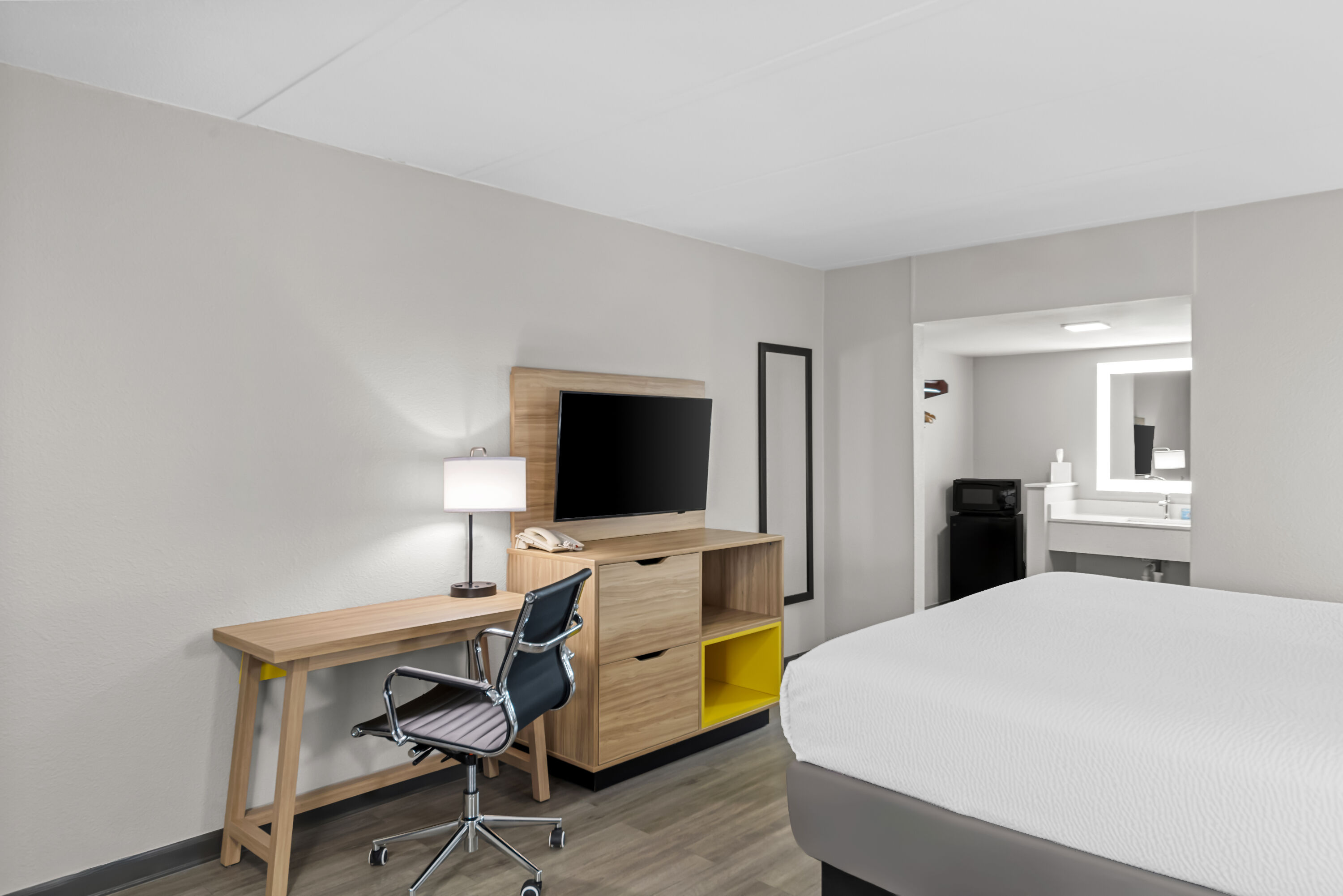 King bed guest room at the Days Inn by Wyndham Gainesville in Gainesville, Texas