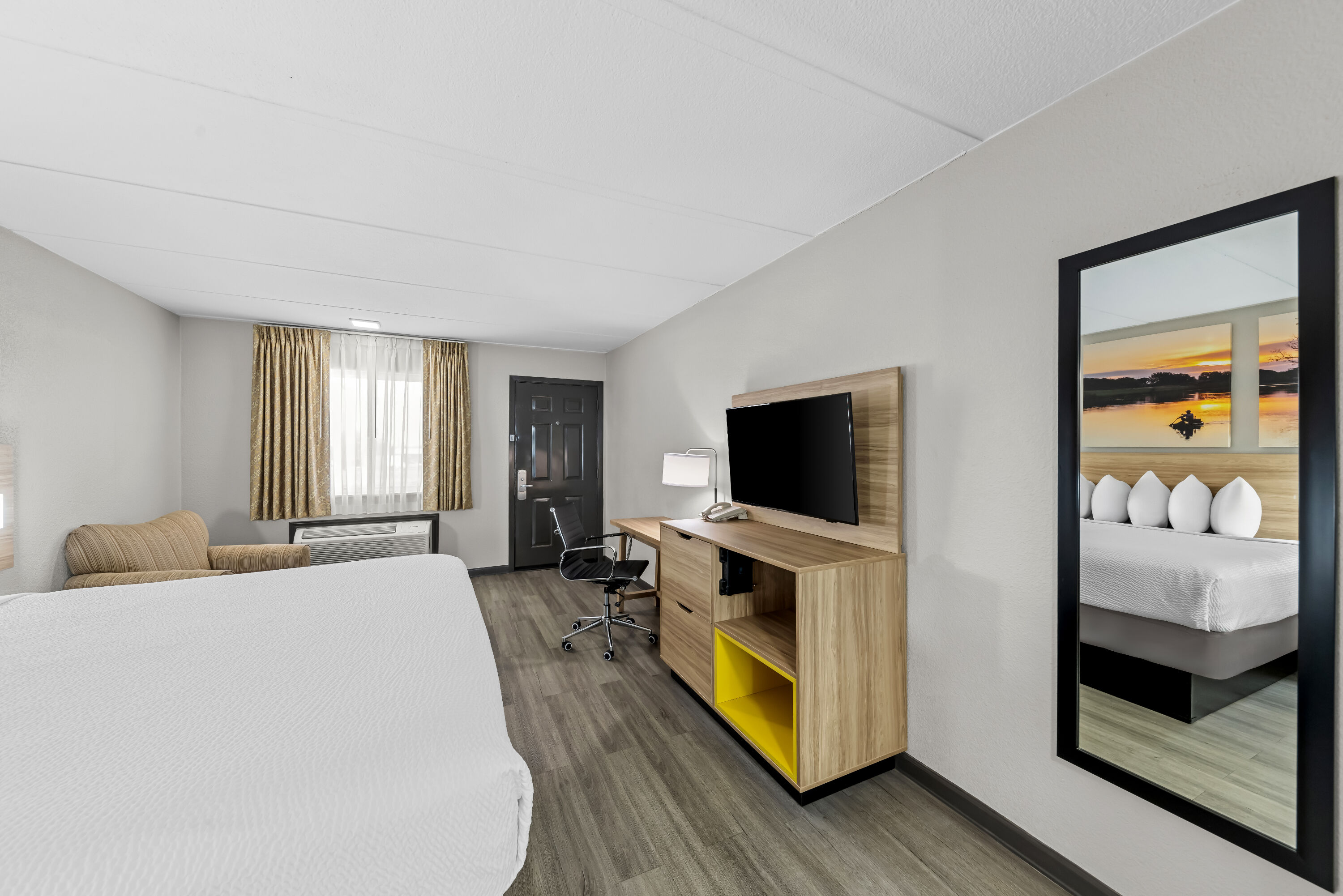 King bed guest room at the Days Inn by Wyndham Gainesville in Gainesville, Texas