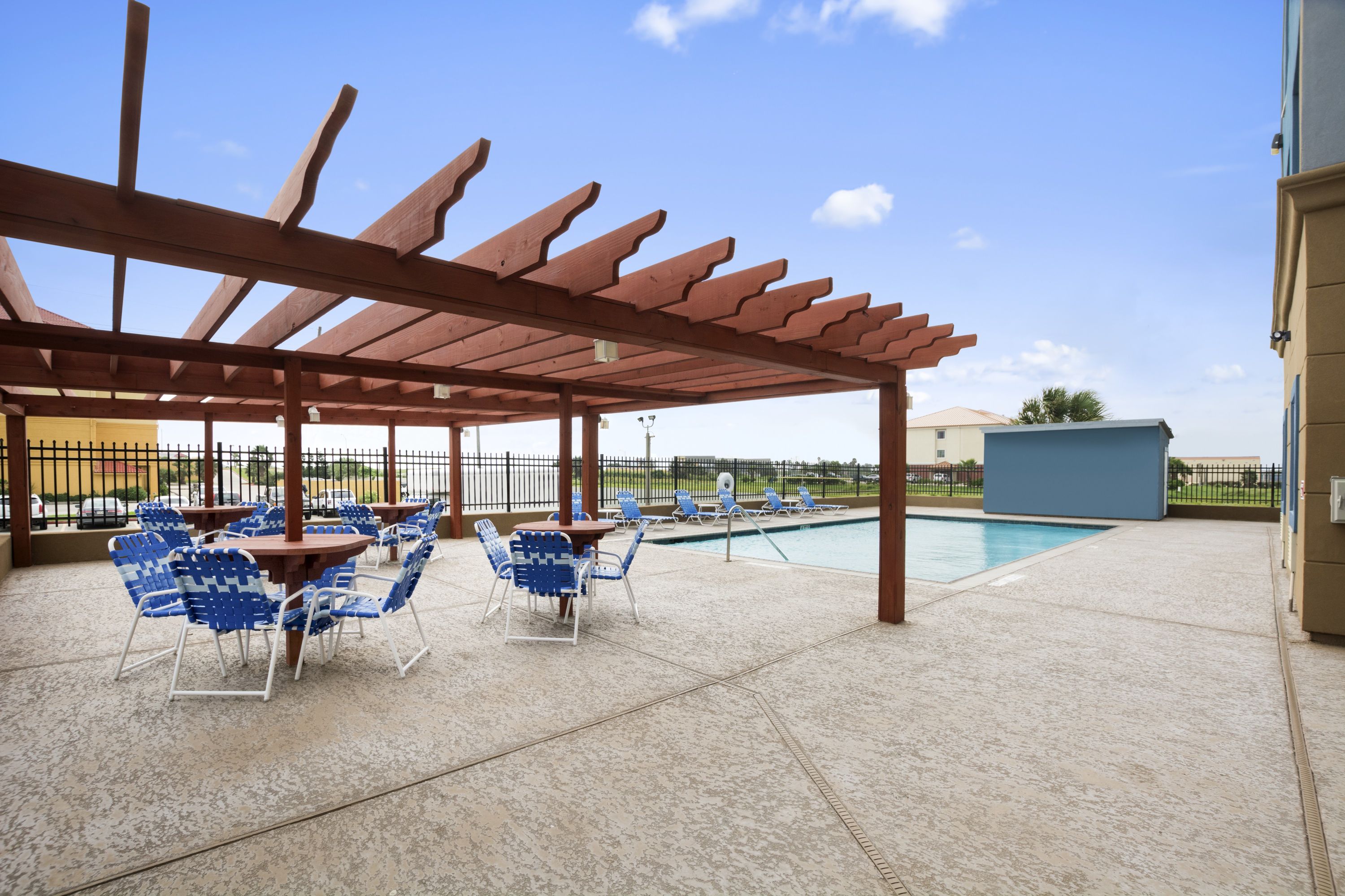 Days Inn Amp Suites By Wyndham Galveston West Seawall