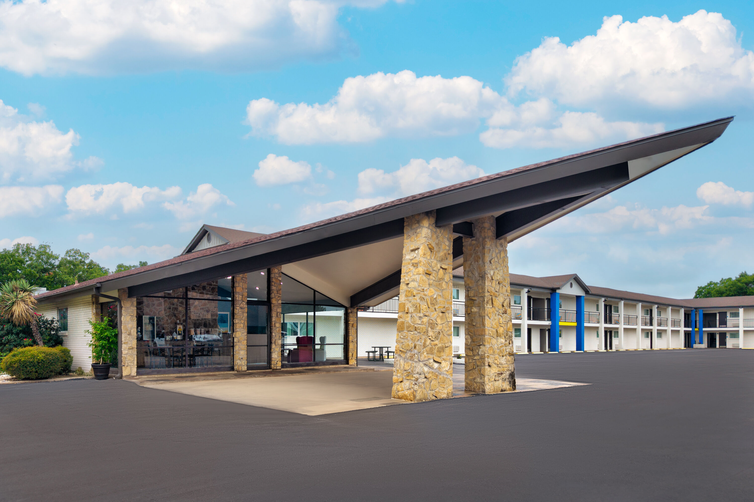 Exterior Day Image of Days Inn by Wyndham Gatesville hotel in Gatesville, Texas