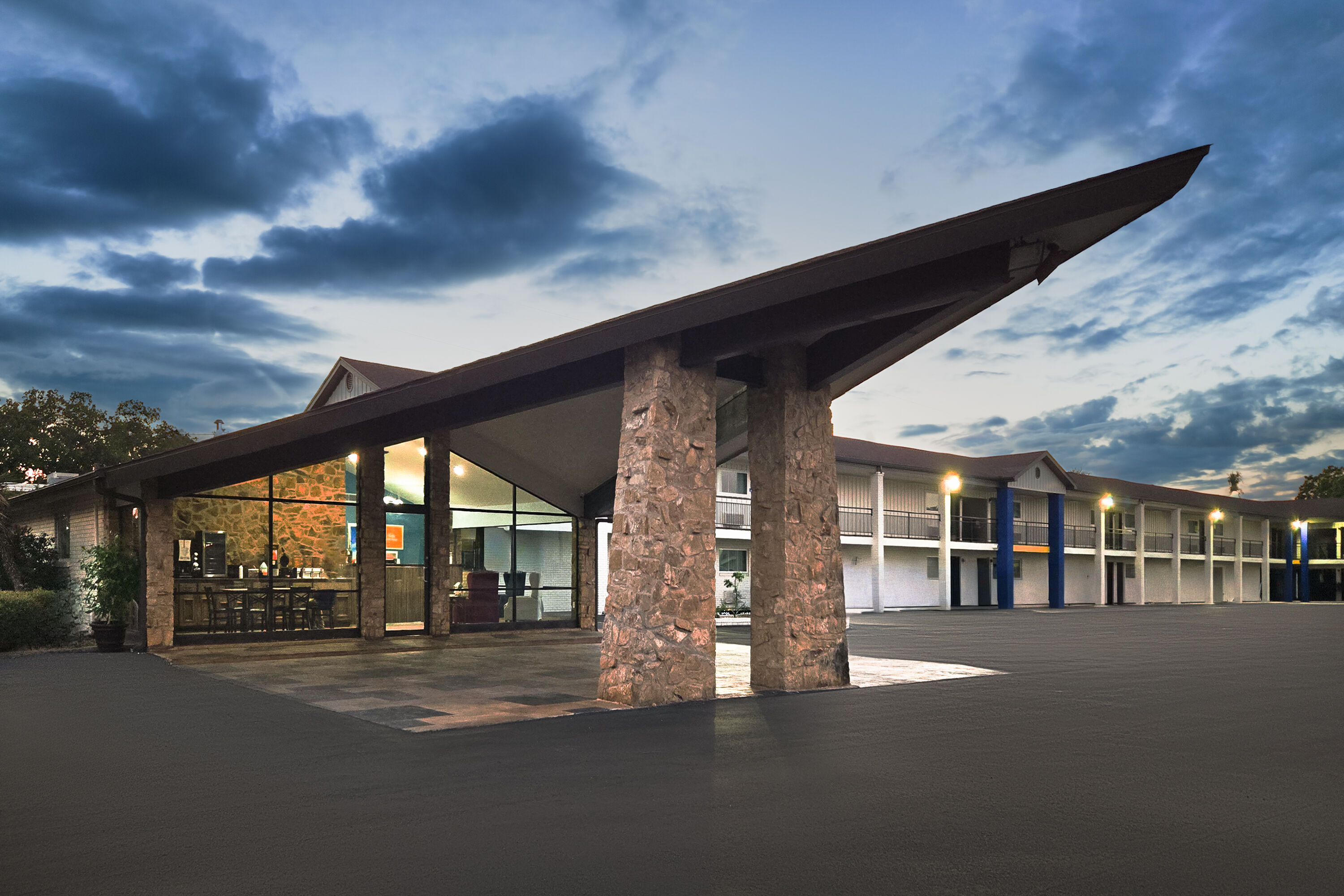 Exterior Dusk Image of Days Inn by Wyndham Gatesville hotel in Gatesville, Texas