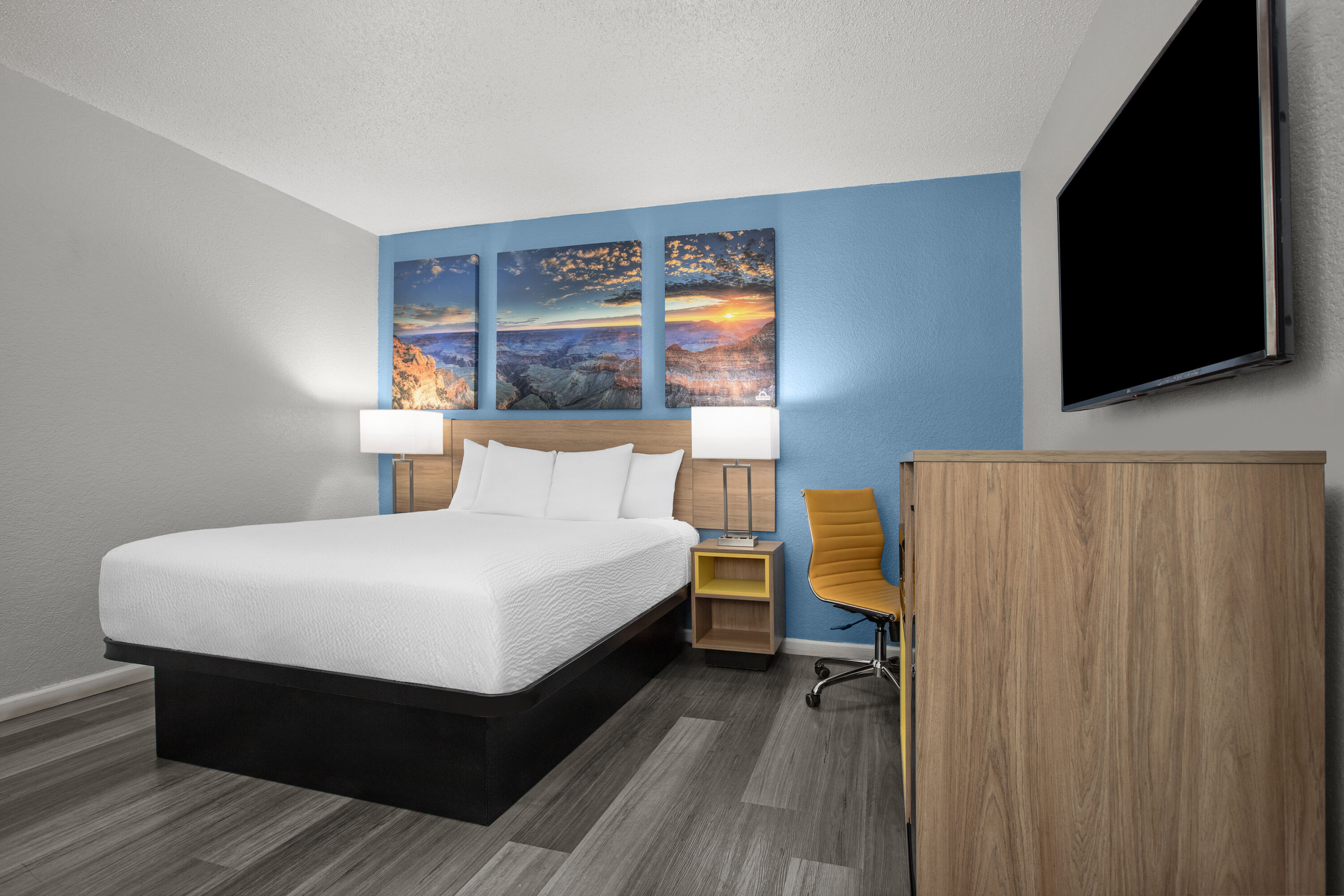 Guest room at the Days Inn by Wyndham Gatesville in Gatesville, Texas