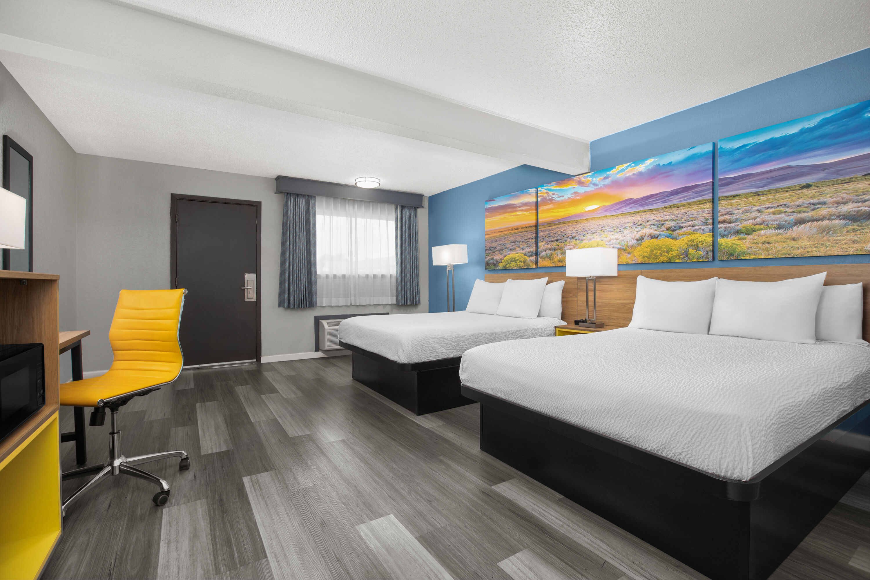 Guest room at the Days Inn by Wyndham Gatesville in Gatesville, Texas