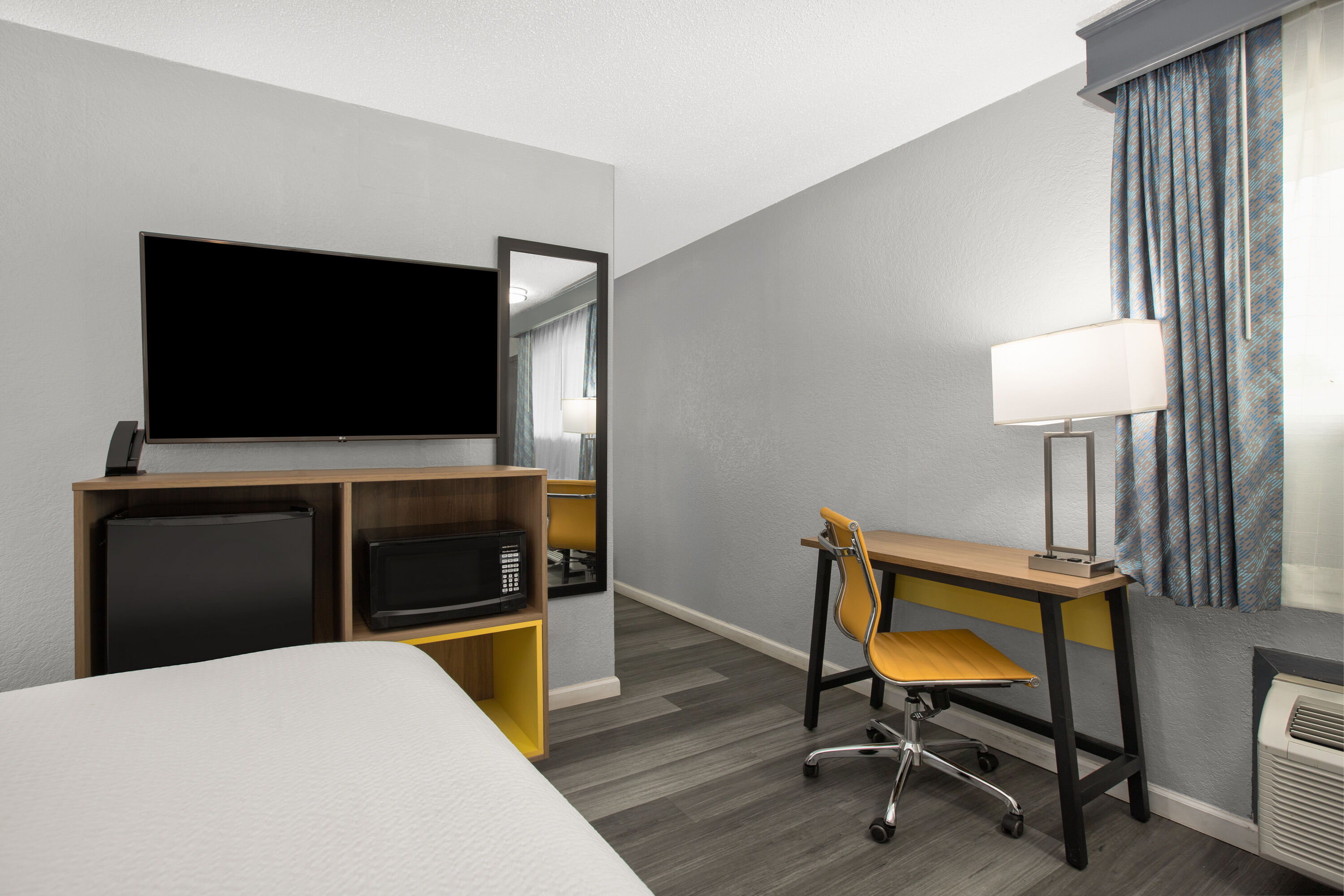 Guest room at the Days Inn by Wyndham Gatesville in Gatesville, Texas