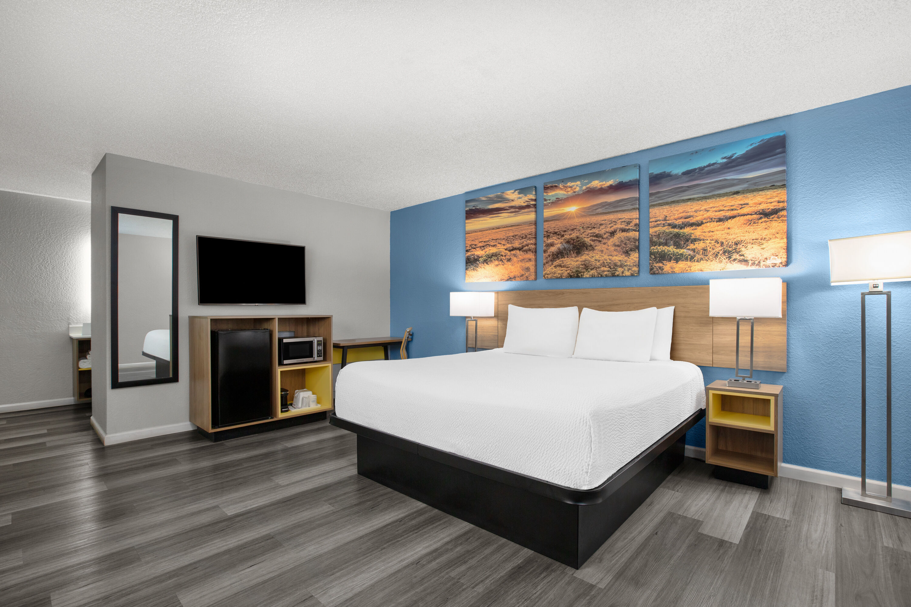 Guest room at the Days Inn by Wyndham Gatesville in Gatesville, Texas