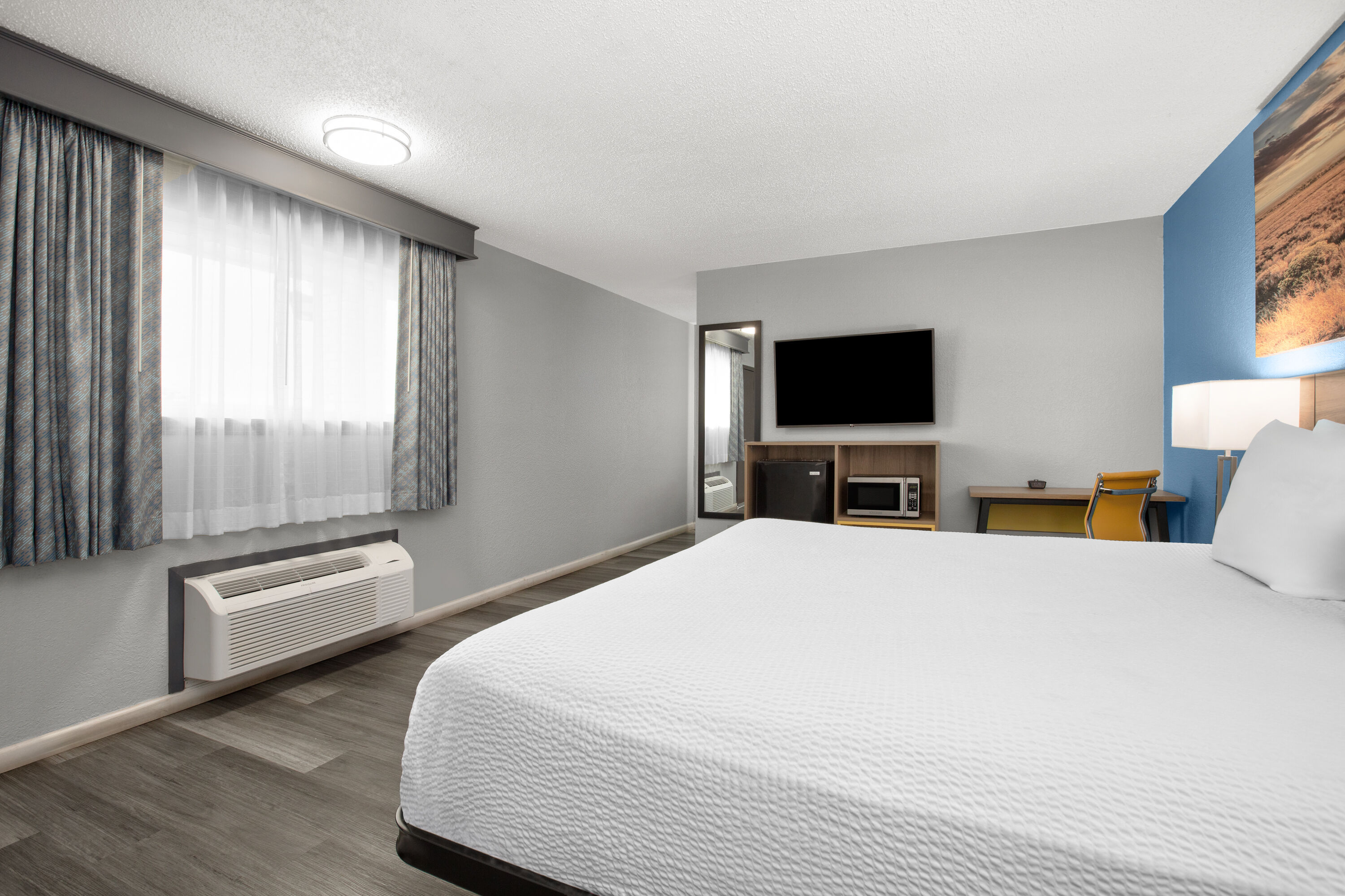 Guest room at the Days Inn by Wyndham Gatesville in Gatesville, Texas