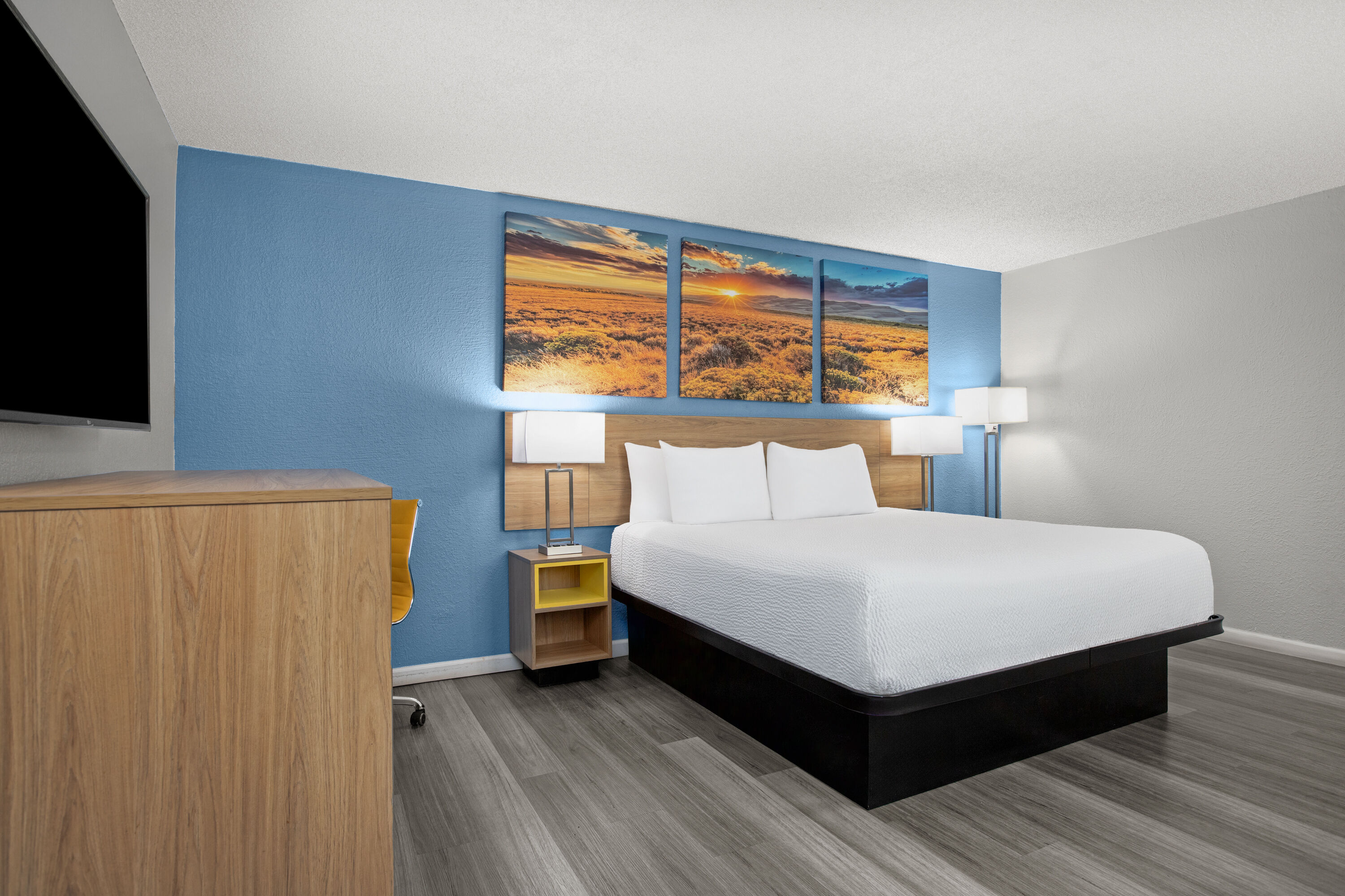 Guest room at the Days Inn by Wyndham Gatesville in Gatesville, Texas